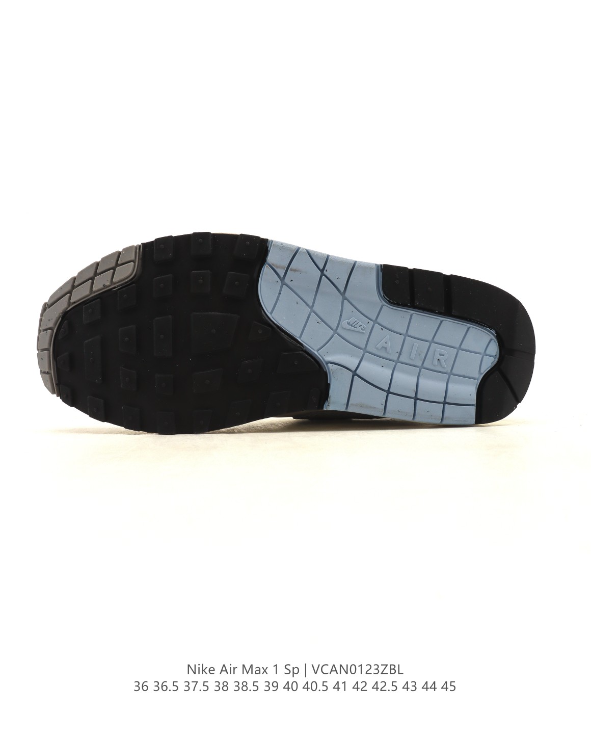 💰150
【真标】耐克 Nike Air Max 1 男女子运动鞋气垫缓震慢跑鞋 从法国建筑中汲取设计灵感，兼具运动风范和时尚格调，是此系列起初搭载 Air 的鞋款。疾速外观、经典缓震配置和经典波浪形挡泥片，令这款运动鞋自 1987 年以来一直占据先锋地位。 沿袭 80 年代经典复古设计，提升耐穿性，适合都市生活日常穿着 可视 Max Air 缓震配置起初专为提升跑步表现而设计，缔造经典风格，带来出色缓震体验 附赠额外鞋带，助你随心混搭，打造个性造型 加垫低帮鞋口，造型利落，舒适非凡 波浪形挡泥片和复古胶囊形状 Air 窗口，塑就你挚爱的经典外观 橡胶外底，增强抓地力与耐穿性 。

类型：男女鞋
货号：FB5059-100
码数：36 36.5 37.5 38 38.5 39 40 40.5 41 42 42.5 43 44 45
编码：VCAN0123ZBL