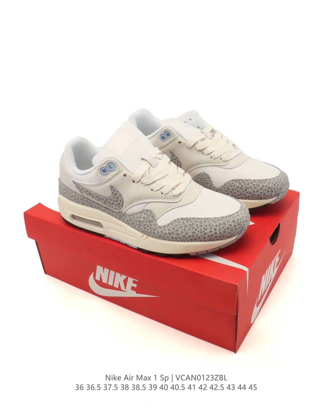🈴💰150
【真标】耐克 Nike Air Max 1 男女子运动鞋气垫缓震慢跑鞋 从法国建筑中汲取设计灵感，兼具运动风范和时尚格调，是此系列起初搭载 Air 的鞋款。疾速外观、经典缓震配置和经典波浪形挡泥片，令这款运动鞋自 1987 年以来一直占据先锋地位。 沿袭 80 年代经典复古设计，提升耐穿性，适合都市生活日常穿着 可视 Max Air 缓震配置起初专为提升跑步表现而设计，缔造经典风格，带来出色缓震体验 附赠额外鞋带，助你随心混搭，打造个性造型 加垫低帮鞋口，造型利落，舒适非凡 波浪形挡泥片和复古胶囊形状 Air 窗口，塑就你挚爱的经典外观 橡胶外底，增强抓地力与耐穿性 。

类型：男女鞋
货号：FB5059-100
码数：36 36.5 37.5 38 38.5 39 40 40.5 41 42 42.5 43 44 45
编码：VCAN0123ZBL