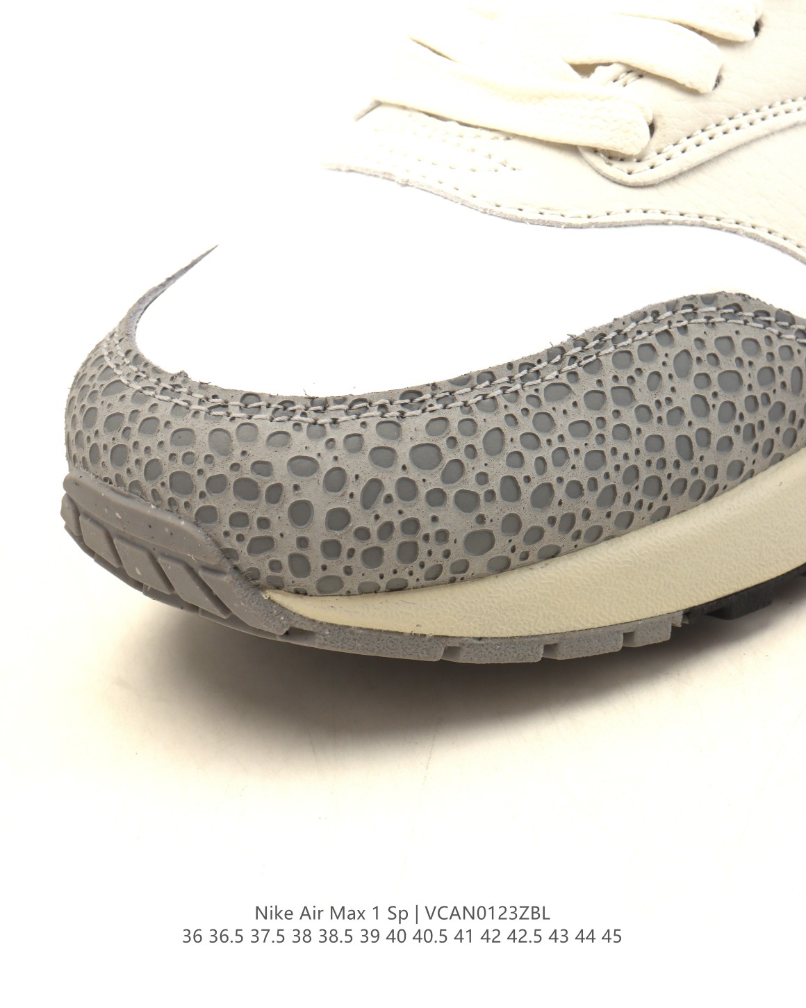 💰150
【真标】耐克 Nike Air Max 1 男女子运动鞋气垫缓震慢跑鞋 从法国建筑中汲取设计灵感，兼具运动风范和时尚格调，是此系列起初搭载 Air 的鞋款。疾速外观、经典缓震配置和经典波浪形挡泥片，令这款运动鞋自 1987 年以来一直占据先锋地位。 沿袭 80 年代经典复古设计，提升耐穿性，适合都市生活日常穿着 可视 Max Air 缓震配置起初专为提升跑步表现而设计，缔造经典风格，带来出色缓震体验 附赠额外鞋带，助你随心混搭，打造个性造型 加垫低帮鞋口，造型利落，舒适非凡 波浪形挡泥片和复古胶囊形状 Air 窗口，塑就你挚爱的经典外观 橡胶外底，增强抓地力与耐穿性 。

类型：男女鞋
货号：FB5059-100
码数：36 36.5 37.5 38 38.5 39 40 40.5 41 42 42.5 43 44 45
编码：VCAN0123ZBL