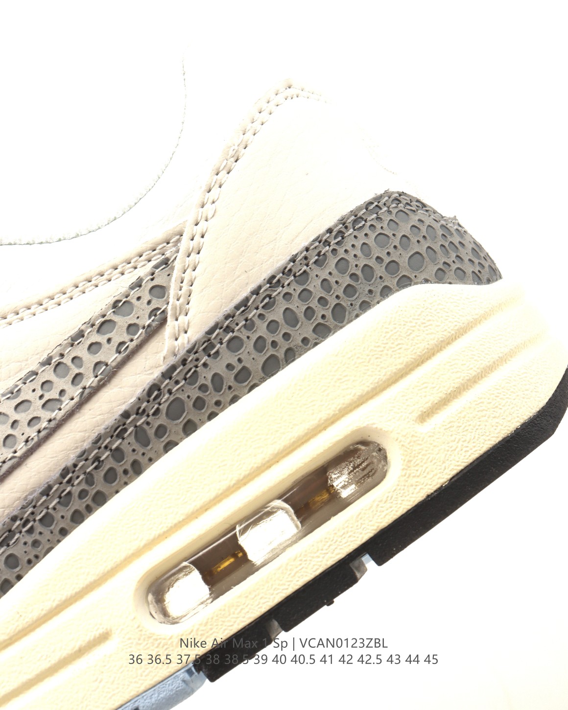 💰150
【真标】耐克 Nike Air Max 1 男女子运动鞋气垫缓震慢跑鞋 从法国建筑中汲取设计灵感，兼具运动风范和时尚格调，是此系列起初搭载 Air 的鞋款。疾速外观、经典缓震配置和经典波浪形挡泥片，令这款运动鞋自 1987 年以来一直占据先锋地位。 沿袭 80 年代经典复古设计，提升耐穿性，适合都市生活日常穿着 可视 Max Air 缓震配置起初专为提升跑步表现而设计，缔造经典风格，带来出色缓震体验 附赠额外鞋带，助你随心混搭，打造个性造型 加垫低帮鞋口，造型利落，舒适非凡 波浪形挡泥片和复古胶囊形状 Air 窗口，塑就你挚爱的经典外观 橡胶外底，增强抓地力与耐穿性 。

类型：男女鞋
货号：FB5059-100
码数：36 36.5 37.5 38 38.5 39 40 40.5 41 42 42.5 43 44 45
编码：VCAN0123ZBL