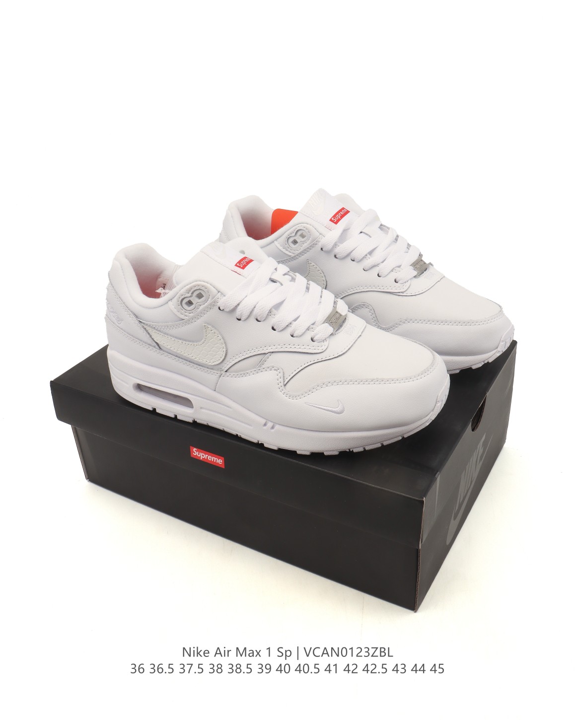 🈴💰150
【真标】耐克 Nike Air Max 1 男女子运动鞋气垫缓震慢跑鞋 从法国建筑中汲取设计灵感，兼具运动风范和时尚格调，是此系列起初搭载 Air 的鞋款。疾速外观、经典缓震配置和经典波浪形挡泥片，令这款运动鞋自 1987 年以来一直占据先锋地位。 沿袭 80 年代经典复古设计，提升耐穿性，适合都市生活日常穿着 可视 Max Air 缓震配置起初专为提升跑步表现而设计，缔造经典风格，带来出色缓震体验 附赠额外鞋带，助你随心混搭，打造个性造型 加垫低帮鞋口，造型利落，舒适非凡 波浪形挡泥片和复古胶囊形状 Air 窗口，塑就你挚爱的经典外观 橡胶外底，增强抓地力与耐穿性 。

类型：男女鞋
货号：FB5059-100
码数：36 36.5 37.5 38 38.5 39 40 40.5 41 42 42.5 43 44 45
编码：VCAN0123ZBL