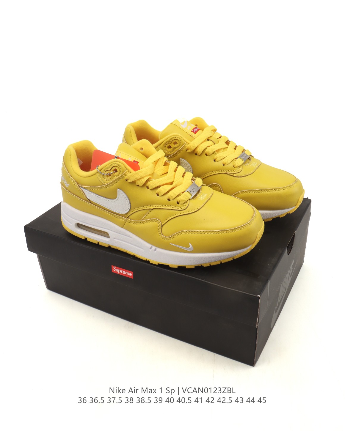 🈴💰150
【真标】耐克 Nike Air Max 1 男女子运动鞋气垫缓震慢跑鞋 从法国建筑中汲取设计灵感，兼具运动风范和时尚格调，是此系列起初搭载 Air 的鞋款。疾速外观、经典缓震配置和经典波浪形挡泥片，令这款运动鞋自 1987 年以来一直占据先锋地位。 沿袭 80 年代经典复古设计，提升耐穿性，适合都市生活日常穿着 可视 Max Air 缓震配置起初专为提升跑步表现而设计，缔造经典风格，带来出色缓震体验 附赠额外鞋带，助你随心混搭，打造个性造型 加垫低帮鞋口，造型利落，舒适非凡 波浪形挡泥片和复古胶囊形状 Air 窗口，塑就你挚爱的经典外观 橡胶外底，增强抓地力与耐穿性 。

类型：男女鞋
货号：FB5059-100
码数：36 36.5 37.5 38 38.5 39 40 40.5 41 42 42.5 43 44 45
编码：VCAN0123ZBL