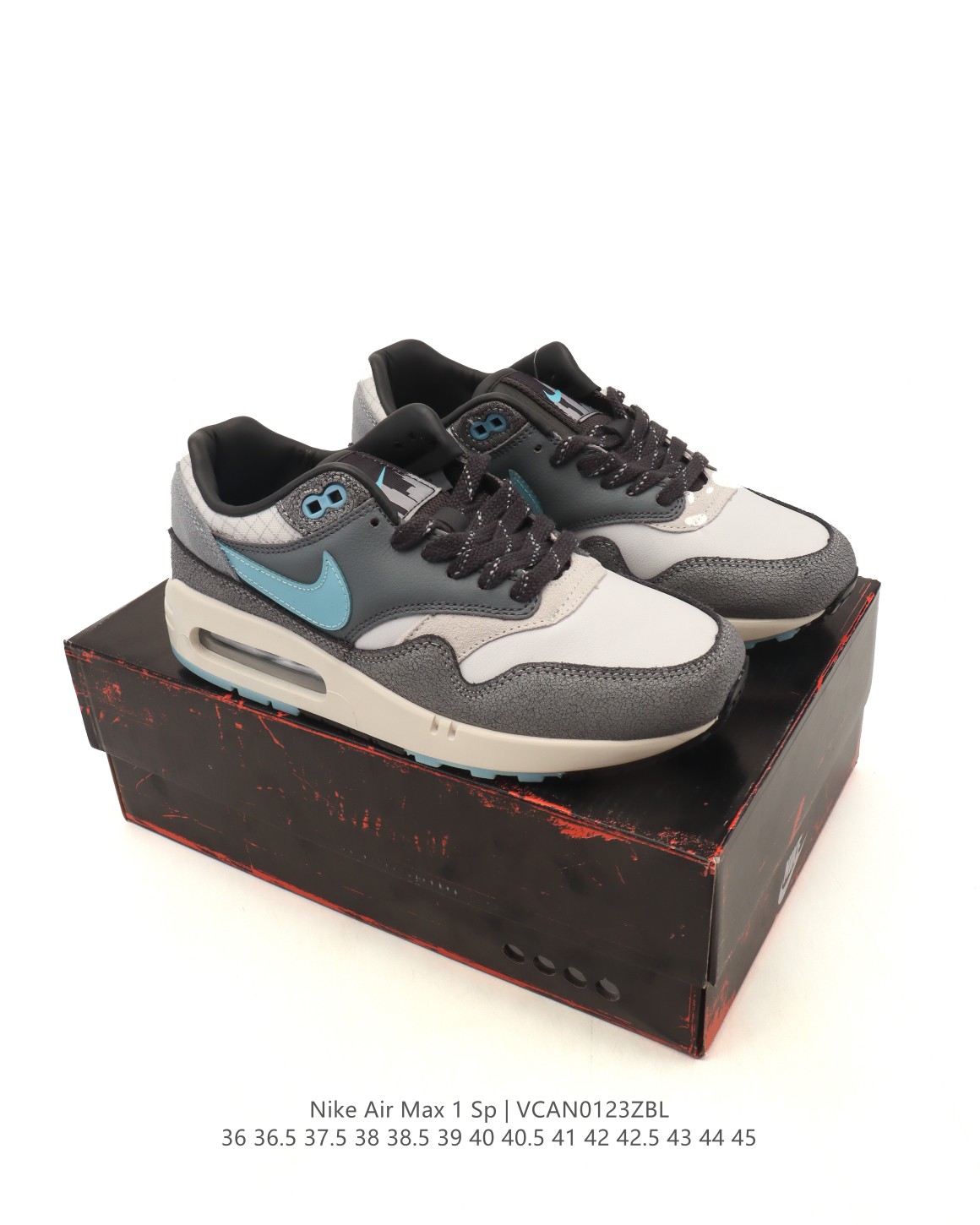 🈴💰150
【真标】耐克 Nike Air Max 1 男女子运动鞋气垫缓震慢跑鞋 从法国建筑中汲取设计灵感，兼具运动风范和时尚格调，是此系列起初搭载 Air 的鞋款。疾速外观、经典缓震配置和经典波浪形挡泥片，令这款运动鞋自 1987 年以来一直占据先锋地位。 沿袭 80 年代经典复古设计，提升耐穿性，适合都市生活日常穿着 可视 Max Air 缓震配置起初专为提升跑步表现而设计，缔造经典风格，带来出色缓震体验 附赠额外鞋带，助你随心混搭，打造个性造型 加垫低帮鞋口，造型利落，舒适非凡 波浪形挡泥片和复古胶囊形状 Air 窗口，塑就你挚爱的经典外观 橡胶外底，增强抓地力与耐穿性 。

类型：男女鞋
货号：FB5059-100
码数：36 36.5 37.5 38 38.5 39 40 40.5 41 42 42.5 43 44 45
编码：VCAN0123ZBL
