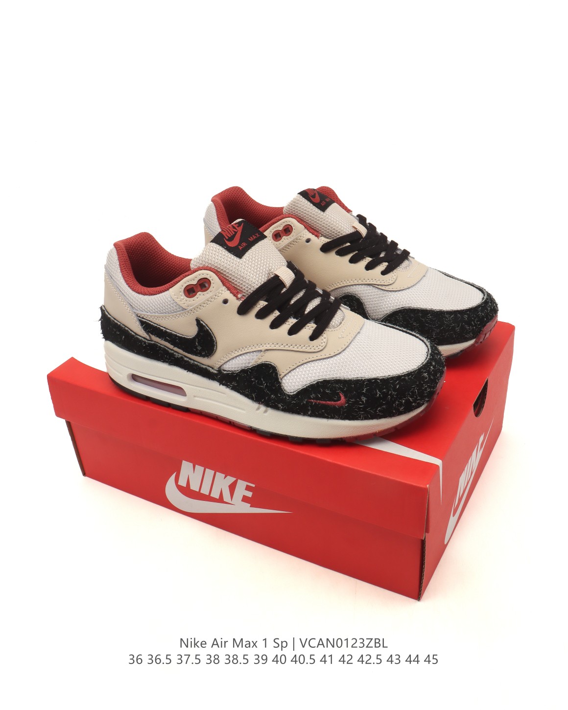 🈴💰150
【真标】耐克 Nike Air Max 1 男女子运动鞋气垫缓震慢跑鞋 从法国建筑中汲取设计灵感，兼具运动风范和时尚格调，是此系列起初搭载 Air 的鞋款。疾速外观、经典缓震配置和经典波浪形挡泥片，令这款运动鞋自 1987 年以来一直占据先锋地位。 沿袭 80 年代经典复古设计，提升耐穿性，适合都市生活日常穿着 可视 Max Air 缓震配置起初专为提升跑步表现而设计，缔造经典风格，带来出色缓震体验 附赠额外鞋带，助你随心混搭，打造个性造型 加垫低帮鞋口，造型利落，舒适非凡 波浪形挡泥片和复古胶囊形状 Air 窗口，塑就你挚爱的经典外观 橡胶外底，增强抓地力与耐穿性 。

类型：男女鞋
货号：FB5059-100
码数：36 36.5 37.5 38 38.5 39 40 40.5 41 42 42.5 43 44 45
编码：VCAN0123ZBL