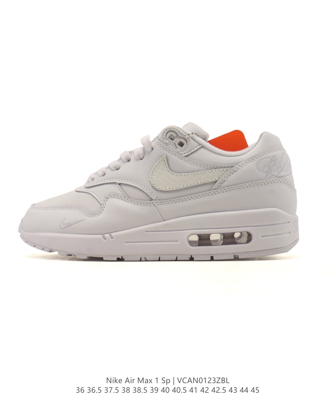 🈴💰150
【真标】耐克 Nike Air Max 1 男女子运动鞋气垫缓震慢跑鞋 从法国建筑中汲取设计灵感，兼具运动风范和时尚格调，是此系列起初搭载 Air 的鞋款。疾速外观、经典缓震配置和经典波浪形挡泥片，令这款运动鞋自 1987 年以来一直占据先锋地位。 沿袭 80 年代经典复古设计，提升耐穿性，适合都市生活日常穿着 可视 Max Air 缓震配置起初专为提升跑步表现而设计，缔造经典风格，带来出色缓震体验 附赠额外鞋带，助你随心混搭，打造个性造型 加垫低帮鞋口，造型利落，舒适非凡 波浪形挡泥片和复古胶囊形状 Air 窗口，塑就你挚爱的经典外观 橡胶外底，增强抓地力与耐穿性 。

类型：男女鞋
货号：FB5059-100
码数：36 36.5 37.5 38 38.5 39 40 40.5 41 42 42.5 43 44 45
编码：VCAN0123ZBL