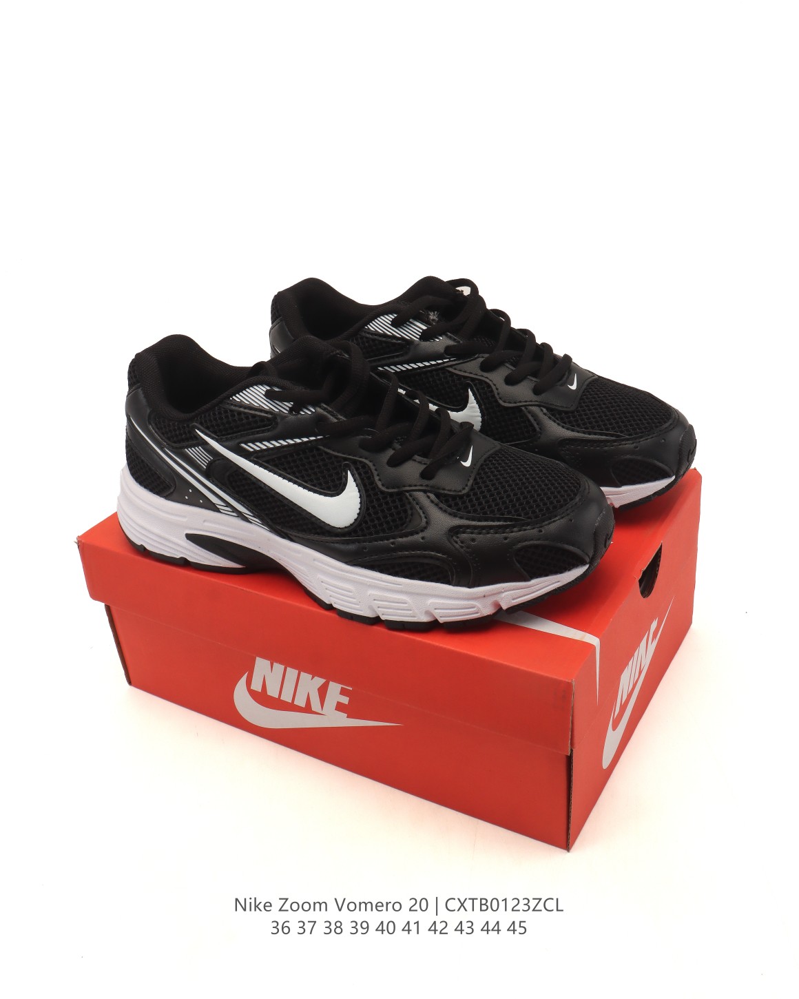 💰130
【新品🔥】Nike 耐克夏季 ZOOM VOMERO 20 运动鞋休闲训练跑步鞋。Nike ZOOM VOMERO系列是耐克的经典跑步鞋系列，以缓震性能和复古风格著称，通常面向日常训练和休闲穿着。该系列此前已推出至VOMERO 5等型号，VOMERO 20是一个迭代版本，将延续品牌的技术特点，如Zoom Air气垫和透气鞋面设计。该运动鞋妥帖包覆足部，提供透气支撑效果。耐穿材料组合设计，柔软泡绵和 Zoom Air 缓震配置，缔造轻盈舒适的顺畅迈步体验。网眼布搭配优质覆面，透气耐穿，Cushlon 泡绵搭配 Zoom Air 缓震配置，塑就回弹缓震的顺畅迈步体验，外底融入橡胶贴片，铸就非凡抓地力。

货号：HF7069-100
尺码：36 37.5 38 39 40 41 42 43 44 45
编码：CXTB0123ZCL