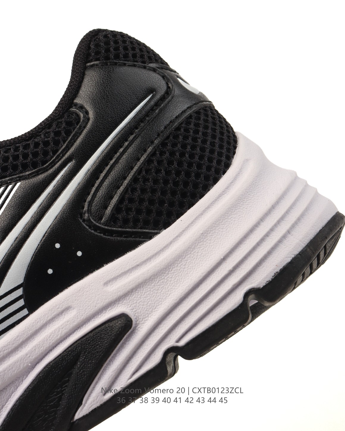 💰130
【新品🔥】Nike 耐克夏季 ZOOM VOMERO 20 运动鞋休闲训练跑步鞋。Nike ZOOM VOMERO系列是耐克的经典跑步鞋系列，以缓震性能和复古风格著称，通常面向日常训练和休闲穿着。该系列此前已推出至VOMERO 5等型号，VOMERO 20是一个迭代版本，将延续品牌的技术特点，如Zoom Air气垫和透气鞋面设计。该运动鞋妥帖包覆足部，提供透气支撑效果。耐穿材料组合设计，柔软泡绵和 Zoom Air 缓震配置，缔造轻盈舒适的顺畅迈步体验。网眼布搭配优质覆面，透气耐穿，Cushlon 泡绵搭配 Zoom Air 缓震配置，塑就回弹缓震的顺畅迈步体验，外底融入橡胶贴片，铸就非凡抓地力。

货号：HF7069-100
尺码：36 37.5 38 39 40 41 42 43 44 45
编码：CXTB0123ZCL