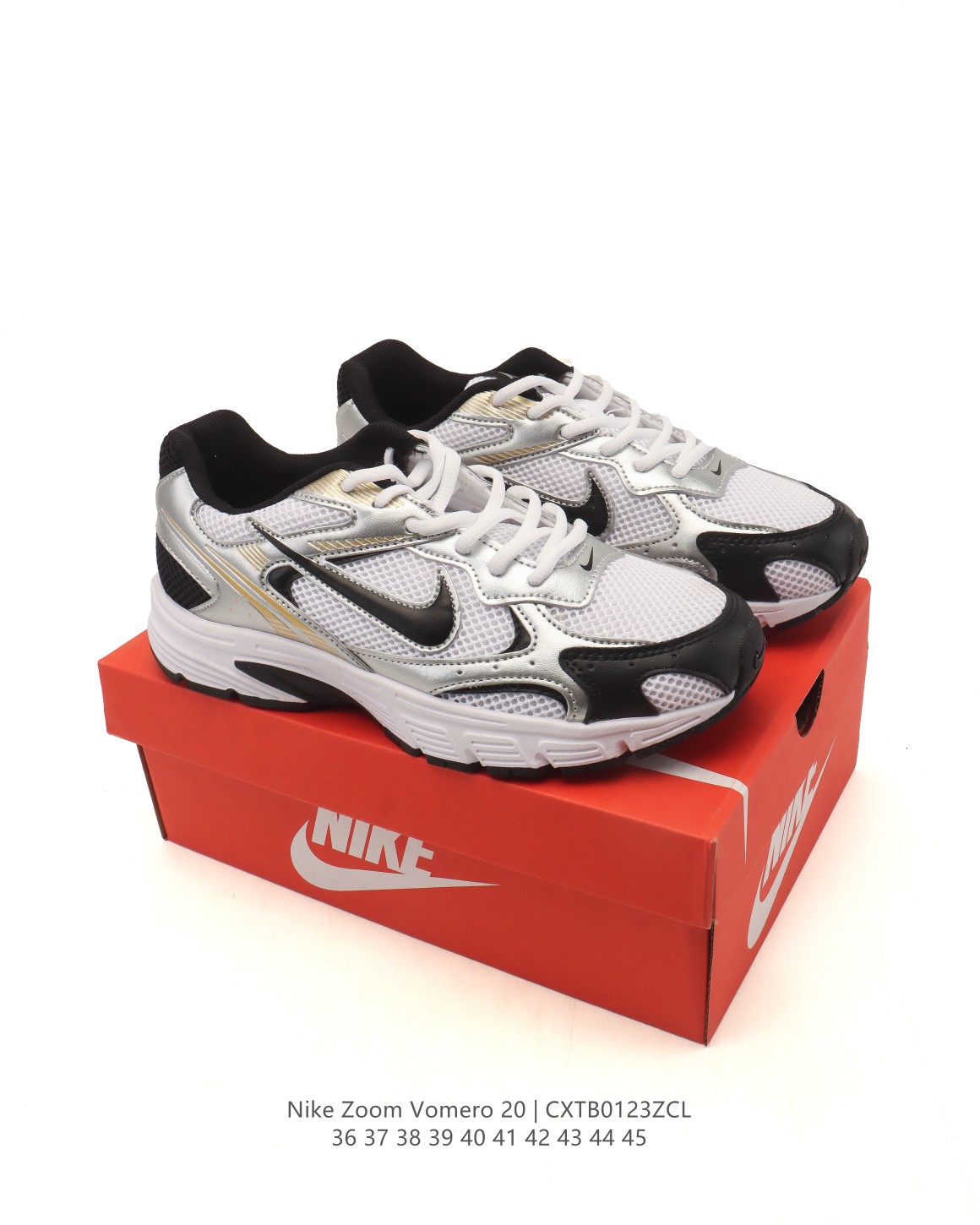 💰130
【新品🔥】Nike 耐克夏季 ZOOM VOMERO 20 运动鞋休闲训练跑步鞋。Nike ZOOM VOMERO系列是耐克的经典跑步鞋系列，以缓震性能和复古风格著称，通常面向日常训练和休闲穿着。该系列此前已推出至VOMERO 5等型号，VOMERO 20是一个迭代版本，将延续品牌的技术特点，如Zoom Air气垫和透气鞋面设计。该运动鞋妥帖包覆足部，提供透气支撑效果。耐穿材料组合设计，柔软泡绵和 Zoom Air 缓震配置，缔造轻盈舒适的顺畅迈步体验。网眼布搭配优质覆面，透气耐穿，Cushlon 泡绵搭配 Zoom Air 缓震配置，塑就回弹缓震的顺畅迈步体验，外底融入橡胶贴片，铸就非凡抓地力。

货号：HF7069-100
尺码：36 37.5 38 39 40 41 42 43 44 45
编码：CXTB0123ZCL