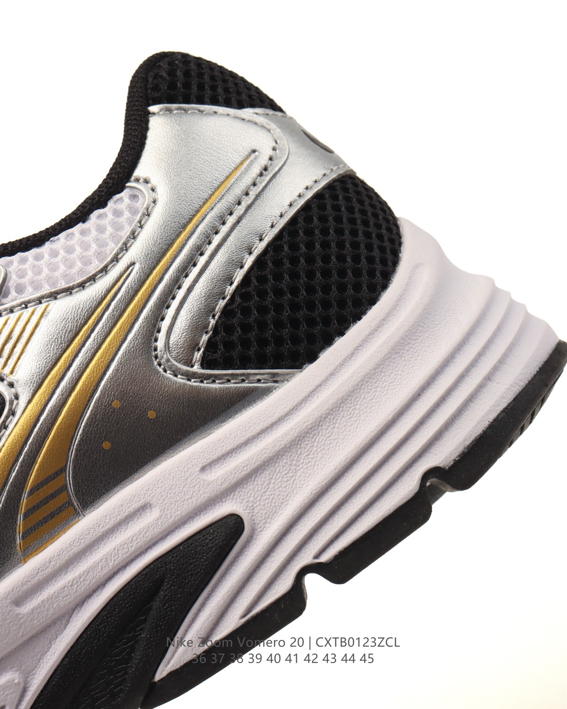 💰130
【新品🔥】Nike 耐克夏季 ZOOM VOMERO 20 运动鞋休闲训练跑步鞋。Nike ZOOM VOMERO系列是耐克的经典跑步鞋系列，以缓震性能和复古风格著称，通常面向日常训练和休闲穿着。该系列此前已推出至VOMERO 5等型号，VOMERO 20是一个迭代版本，将延续品牌的技术特点，如Zoom Air气垫和透气鞋面设计。该运动鞋妥帖包覆足部，提供透气支撑效果。耐穿材料组合设计，柔软泡绵和 Zoom Air 缓震配置，缔造轻盈舒适的顺畅迈步体验。网眼布搭配优质覆面，透气耐穿，Cushlon 泡绵搭配 Zoom Air 缓震配置，塑就回弹缓震的顺畅迈步体验，外底融入橡胶贴片，铸就非凡抓地力。

货号：HF7069-100
尺码：36 37.5 38 39 40 41 42 43 44 45
编码：CXTB0123ZCL