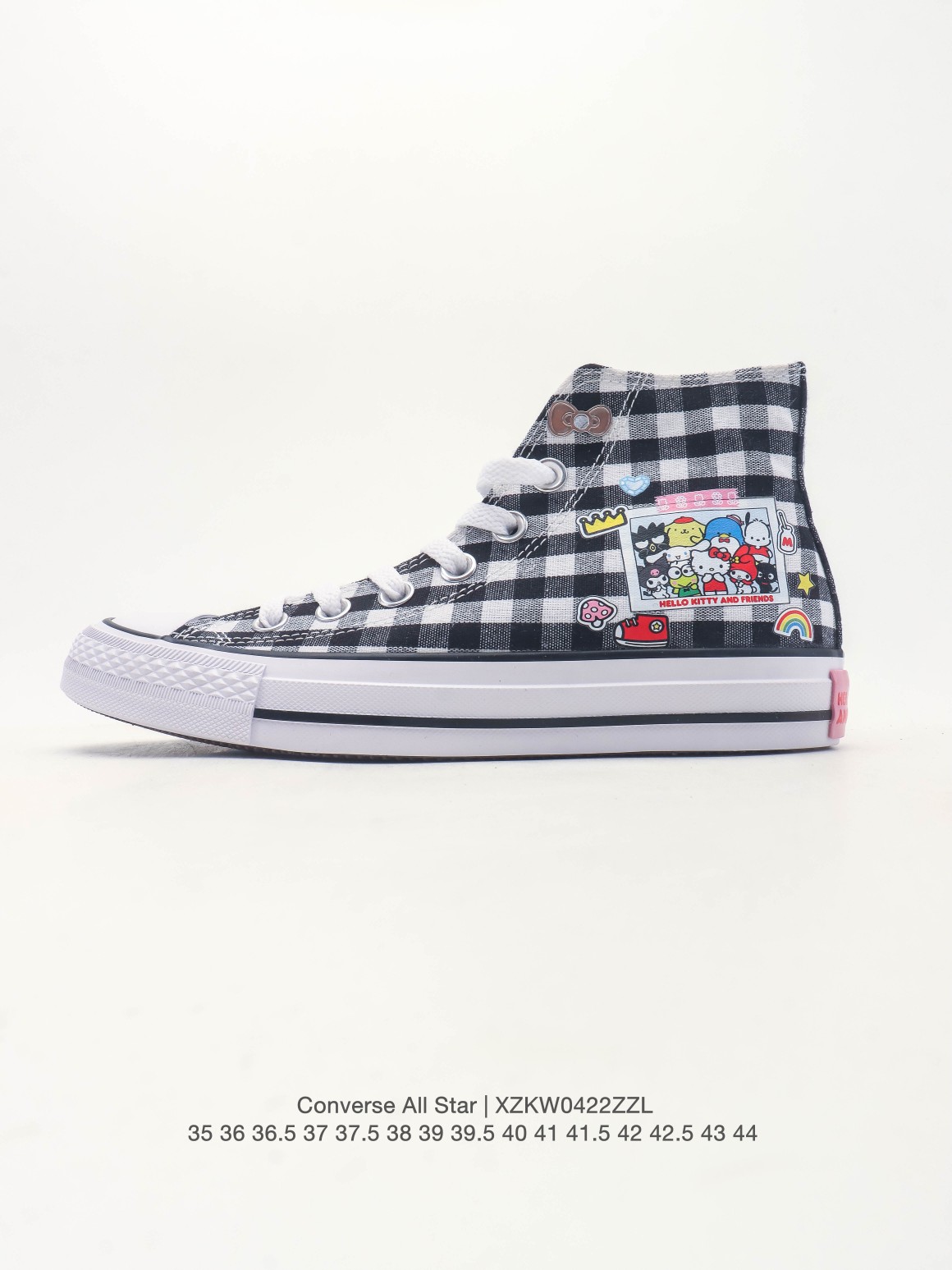 匡威新款 三丽鸥联名 4色齐 出货 CONVERSE 携手Hello kitty and friends, 从挚友间的玩乐日常中汲取灵感,将经典萌友形象融入鞋款与服饰 设计,推出全新联名三丽欧系列.以精彩纷㕵的创意表达,致意友谊高光时刻. 白色帆布面料,配有HELLO KITTY AND FRIENDS 人物满印设计. 70S 三丽鸥印刷白 货号:A17696C (鞋带搭配2枚定制鞋花) 配码:35 44(36.5 37.5 39.5 41.5 42.5) All Star 三丽欧格子高 货号:A17697c(鞋带搭配4枚定制鞋带) 配码:35 44(36.5 37.5 39.5 41.5 42.5) All Star 三丽鸥白高 货号:A17699c(鞋带搭配4枚定制鞋带) 配码:35 41(36.5 37.5 39.5) All Star 三丽欧白低 货号:A17700c 配码35 41(36.5 37.5 39.5)