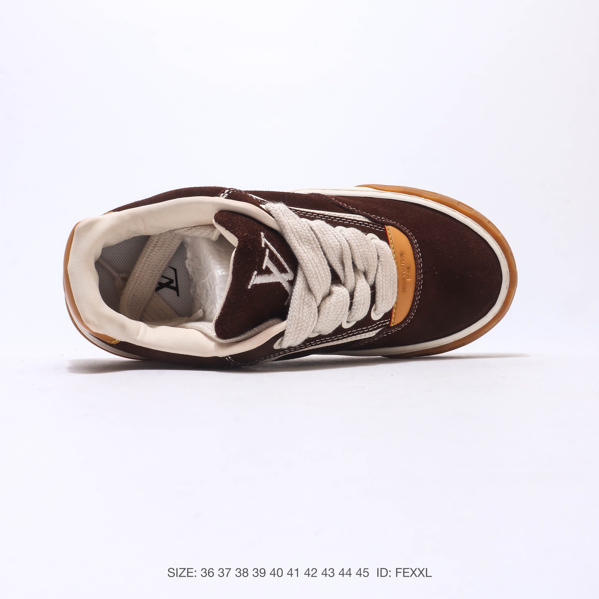 【公司级】lv |路易威登louis vuitton 运动板鞋 路易威登LV男女鞋Classic运动鞋小牛皮字母休闲鞋白色1AHSTF 新款lv板鞋经典透气学生鞋防滑运动休闲鞋 小红书爆款户外百搭板鞋男,以光滑牛皮革塑造考究设计,可轻松融入各式造型.瞩目 LV 字母标注鞋侧,轻盈橡胶外底点缀 Vuitton 标识.素面牛皮革,鞋带,路易威登元素,橡胶外底点缀 Vuitton 标识,意大利制造. ID: HISZNL