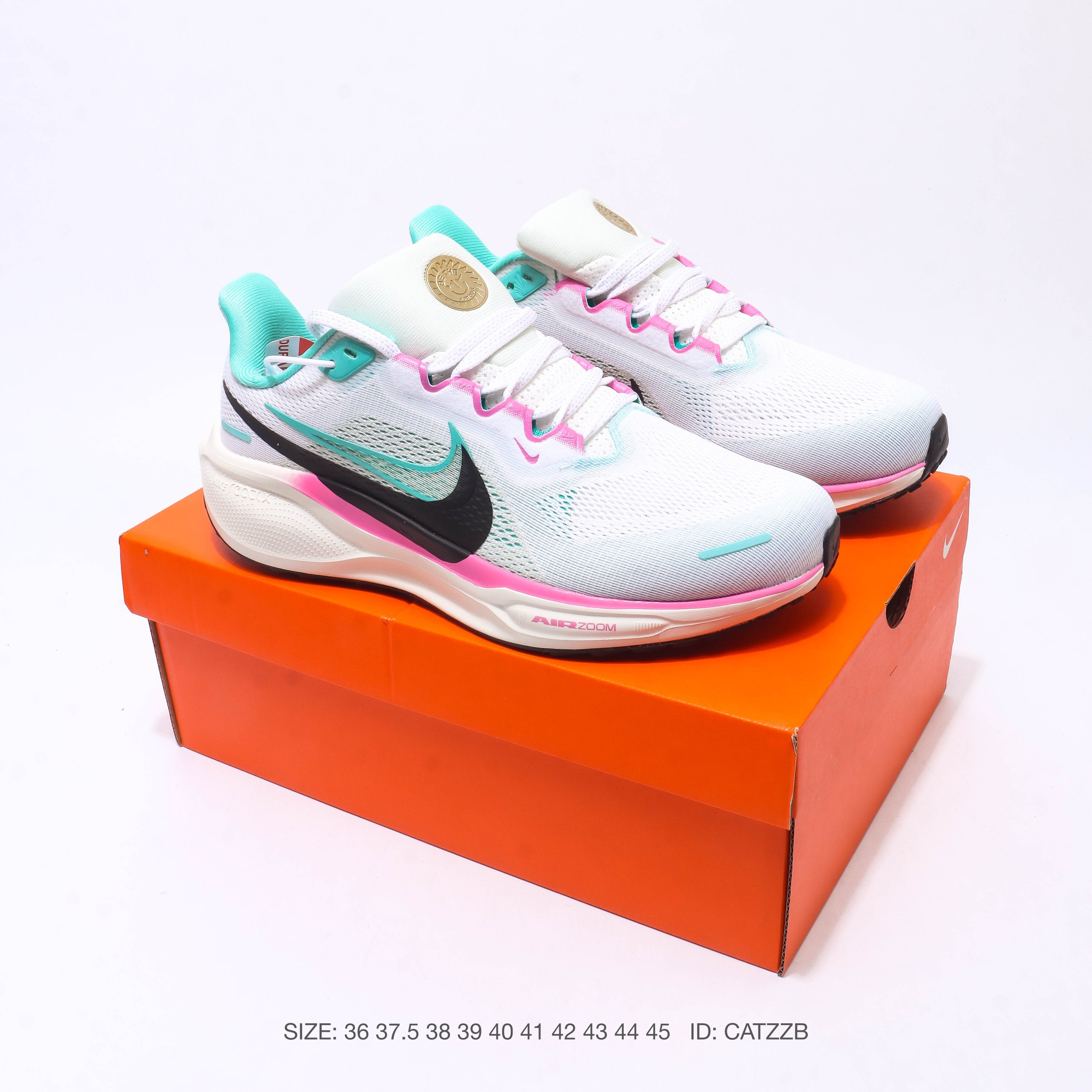 颠覆式升级!Nike「飞马新鞋」触感柔软,质感升级!随着“耐克「蓝图」系列”在巴黎的盛大发布,全新一代 登月41代 Nike Pegasus 41运动老爹鞋也正式登场啦!Nike Pegasus 41采用了全掌ReactX泡绵中底,前掌和后跟还配备了Air Zoom气垫单元,据说跑起来更快更舒适哦!这次最大的升级点,就是飞马系列首次引入了ReactX泡绵,听说相比React泡绵,能量回馈提升了整整13%哦! 货号:HM3703 ID:CATZZB