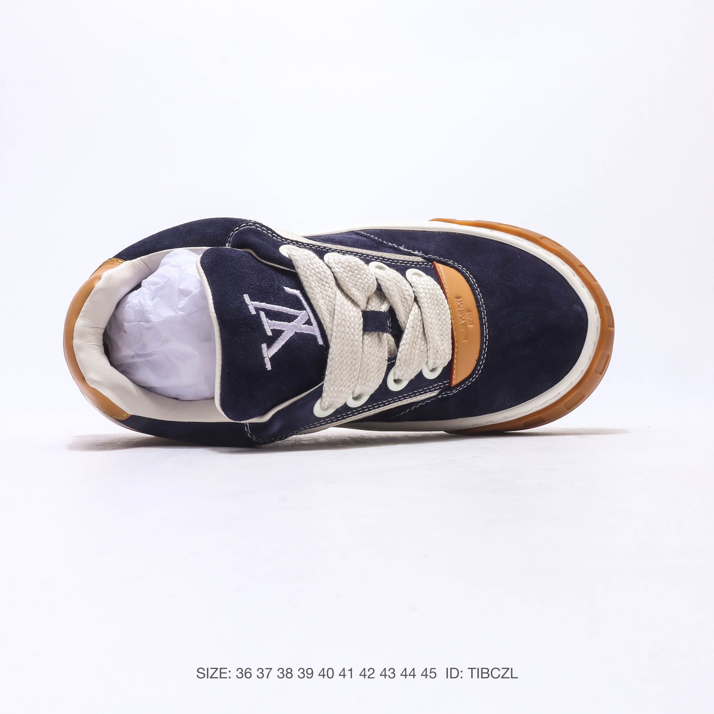 【公司级】lv |路易威登louis vuitton 运动板鞋 路易威登LV男女鞋Classic运动鞋小牛皮字母休闲鞋白色1AHSTF 新款lv板鞋经典透气学生鞋防滑运动休闲鞋 小红书爆款户外百搭板鞋男,以光滑牛皮革塑造考究设计,可轻松融入各式造型.瞩目 LV 字母标注鞋侧,轻盈橡胶外底点缀 Vuitton 标识.素面牛皮革,鞋带,路易威登元素,橡胶外底点缀 Vuitton 标识,意大利制造. ID: HISZNL