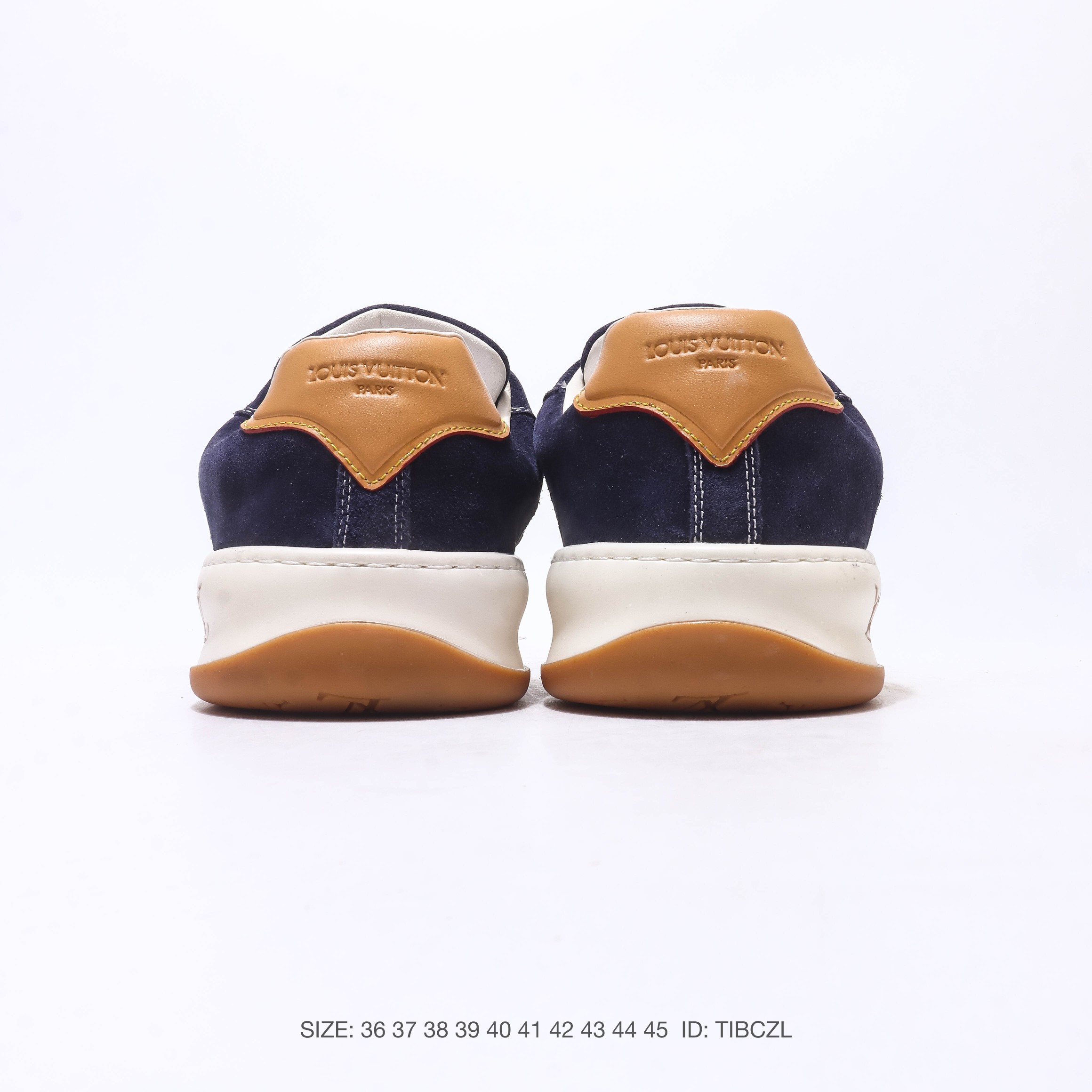 【公司级】lv |路易威登louis vuitton 运动板鞋 路易威登LV男女鞋Classic运动鞋小牛皮字母休闲鞋白色1AHSTF 新款lv板鞋经典透气学生鞋防滑运动休闲鞋 小红书爆款户外百搭板鞋男,以光滑牛皮革塑造考究设计,可轻松融入各式造型.瞩目 LV 字母标注鞋侧,轻盈橡胶外底点缀 Vuitton 标识.素面牛皮革,鞋带,路易威登元素,橡胶外底点缀 Vuitton 标识,意大利制造. ID: HISZNL