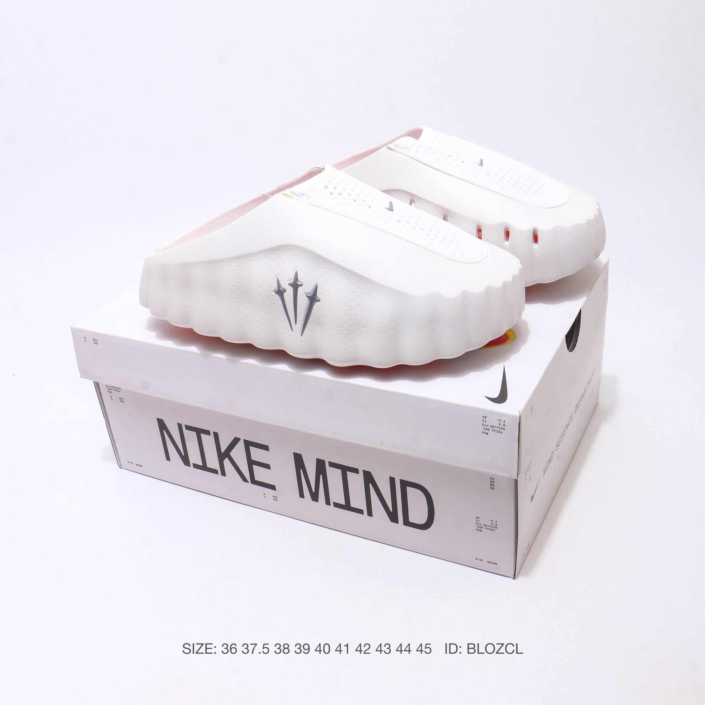 耐克 Nike Mind 001 耐克一脚蹬赛前包头恢复拖鞋 舒适柔软贴合包头拖鞋潮流柔软缓震户外跑步休闲鞋 HQ4307-600Nike把神经科技与潮流美学第一次写进同一双鞋——Mind 001自带按摩功效,鞋身‌:采用柔软的发泡材料,侧面有亮银色Swoosh标志和波浪纹理,鞋跟处印有“Nike”和“Mind”金属标识.‌‌‌‌鞋底‌:由‌数百个贯穿中底的小型橡胶柱构成‌,直接与脚垫接触,提供物理刺激.‌‌‌鞋子很轻,穿起来确实还行,鞋型很OK搭配起来也比大多数拖鞋帅#NikeMind #新年买新鞋 #今日份宝藏百搭拖鞋 #Nike潮流拖鞋开箱 #nike新品好物 货号: HQ4307 ID: BLOZCL