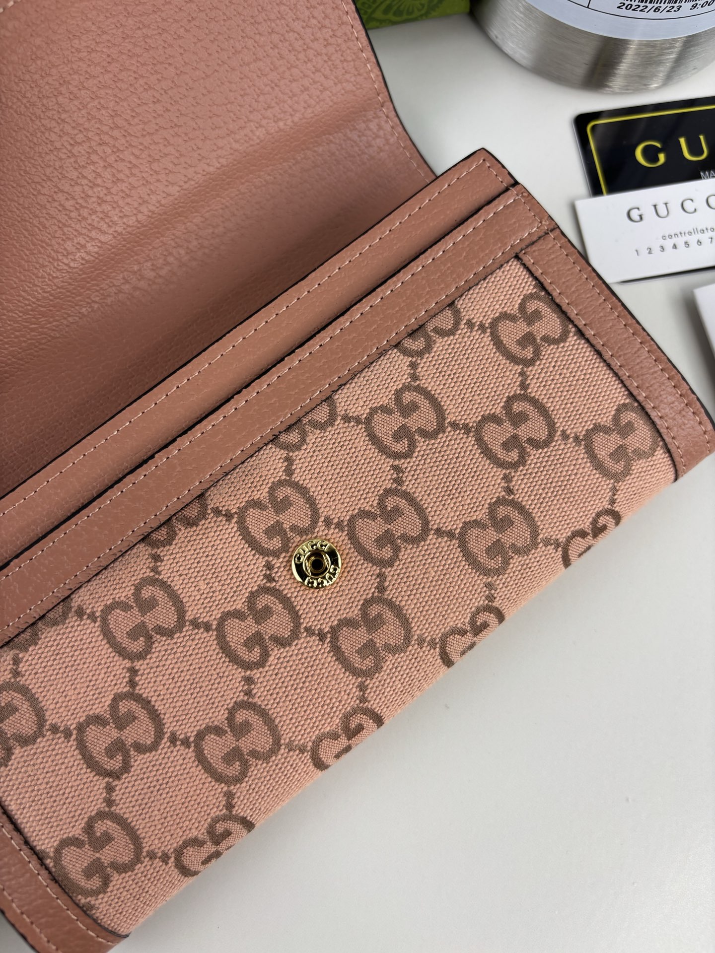 Gucci Ophidia 財布 - 薄型デザインと豪華なローズゴールドアクセント