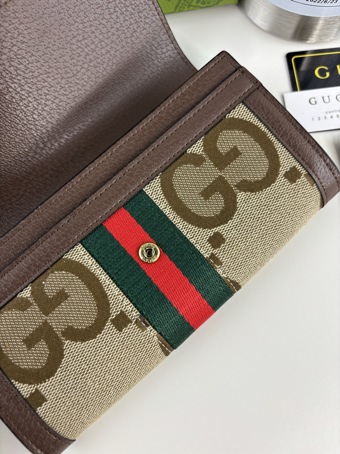 GUCCI Diana 財布 ダブルG柄と独特なデザイン