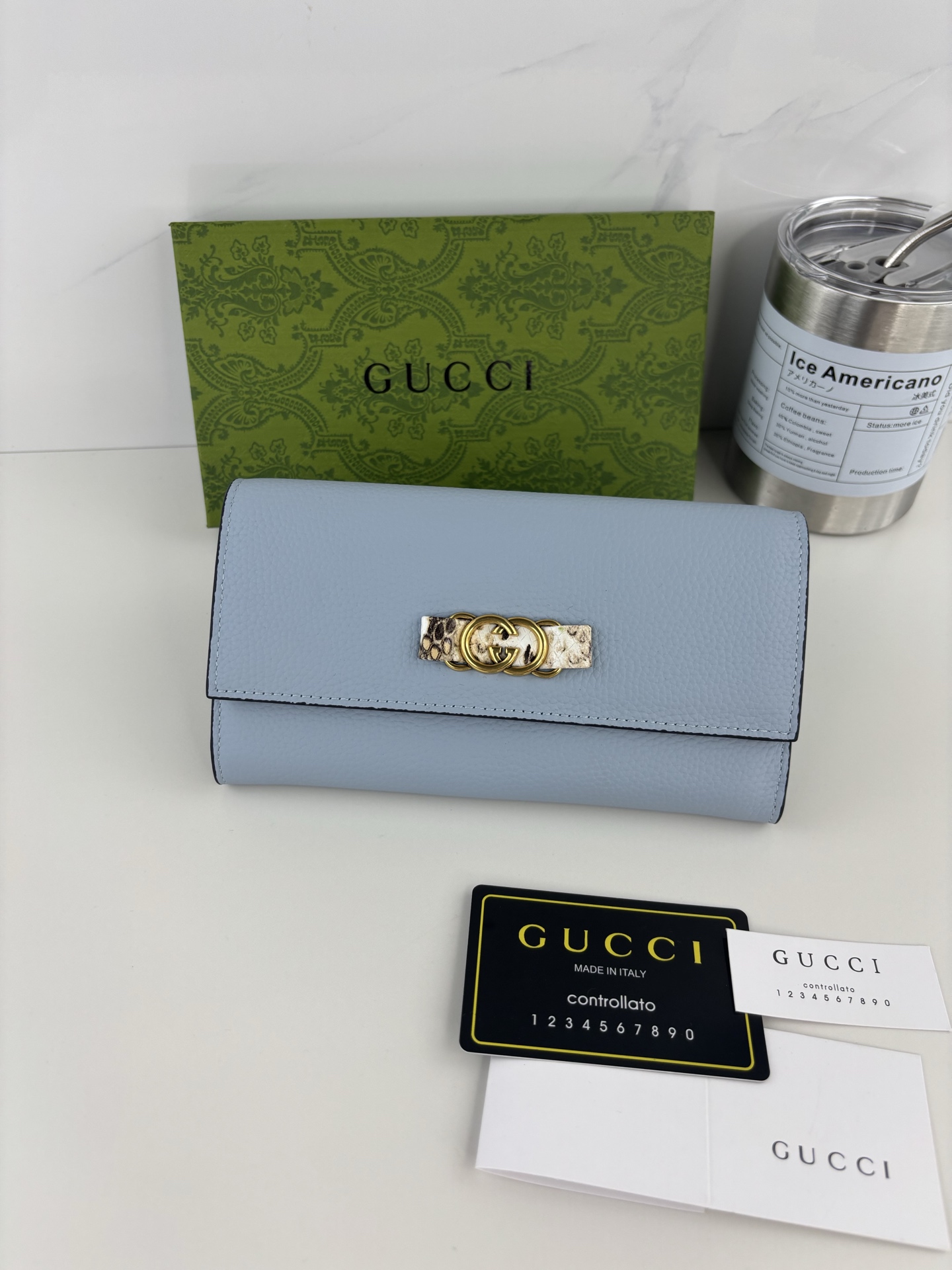 GUCCI 蟒蛇皮蝴蝶結財布 - 特徴的な双Gデザイン