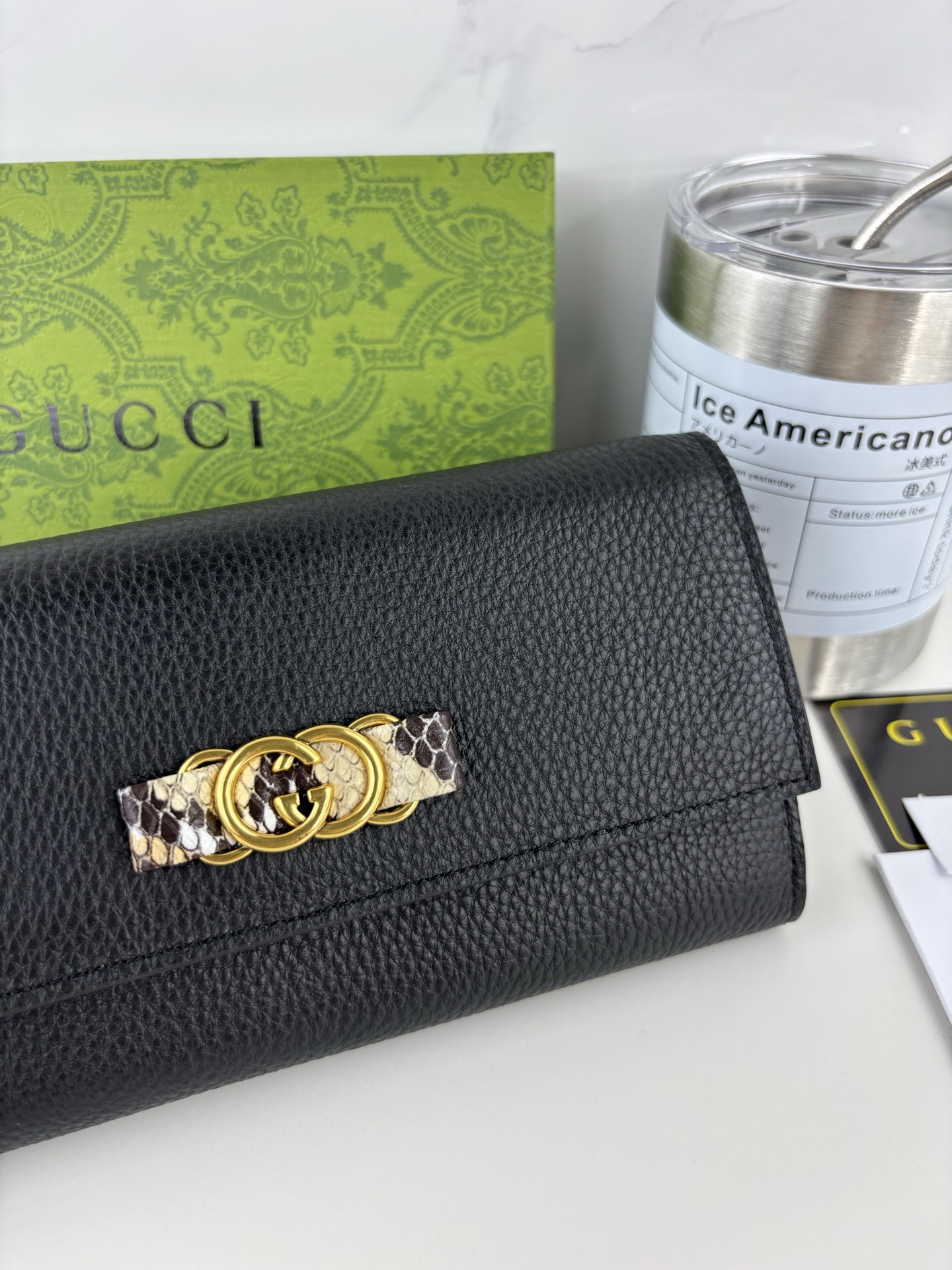 GUCCI 蟒蛇皮蝴蝶結財布 - 小牛皮製のラグジュアリーアイテム