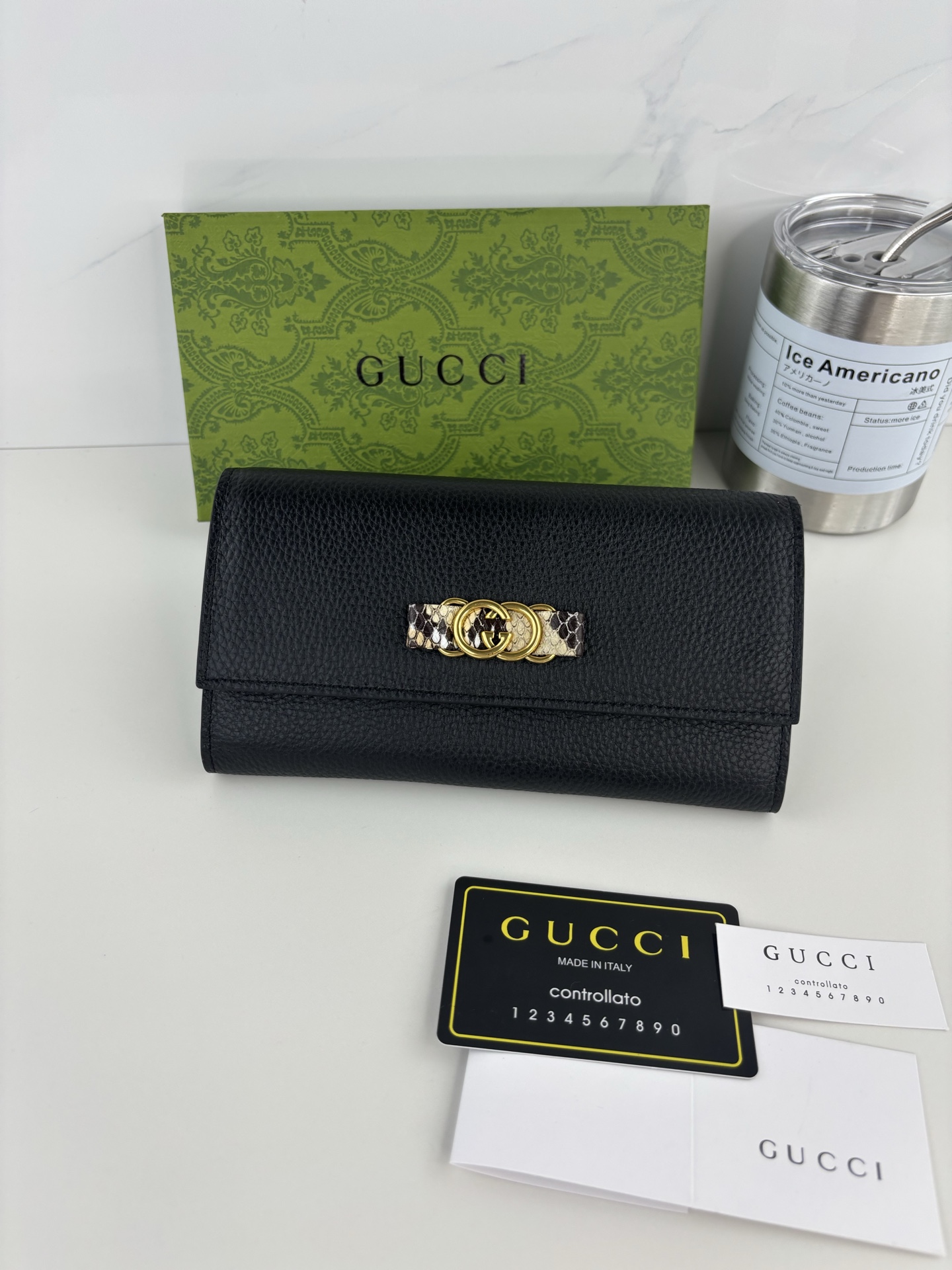 GUCCI 蟒蛇皮蝴蝶結財布 - 小牛皮製のラグジュアリーアイテム