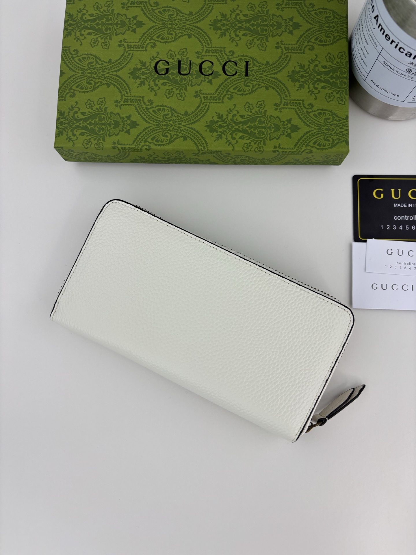 GUCCI 蟒蛇皮蝴蝶結財布 - 小牛皮製の洗練されたデザイン