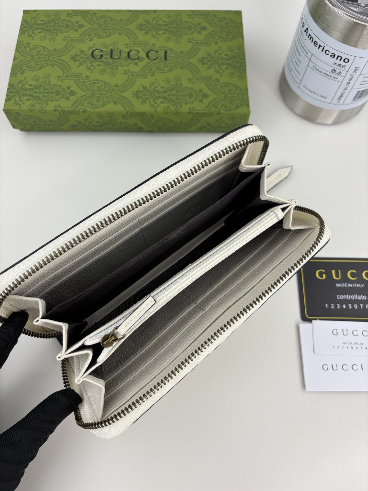 GUCCI 蟒蛇皮蝴蝶結財布 - 小牛皮製の洗練されたデザイン