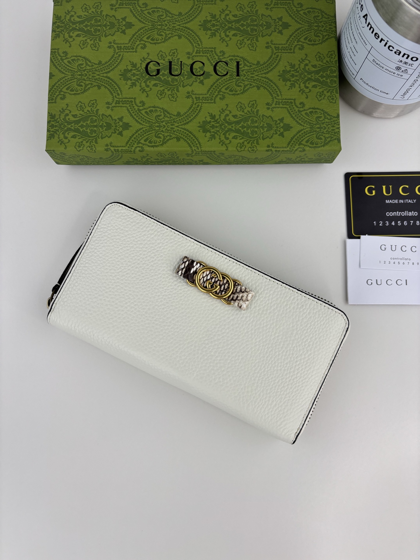 GUCCI 蟒蛇皮蝴蝶結財布 - 小牛皮製の洗練されたデザイン
