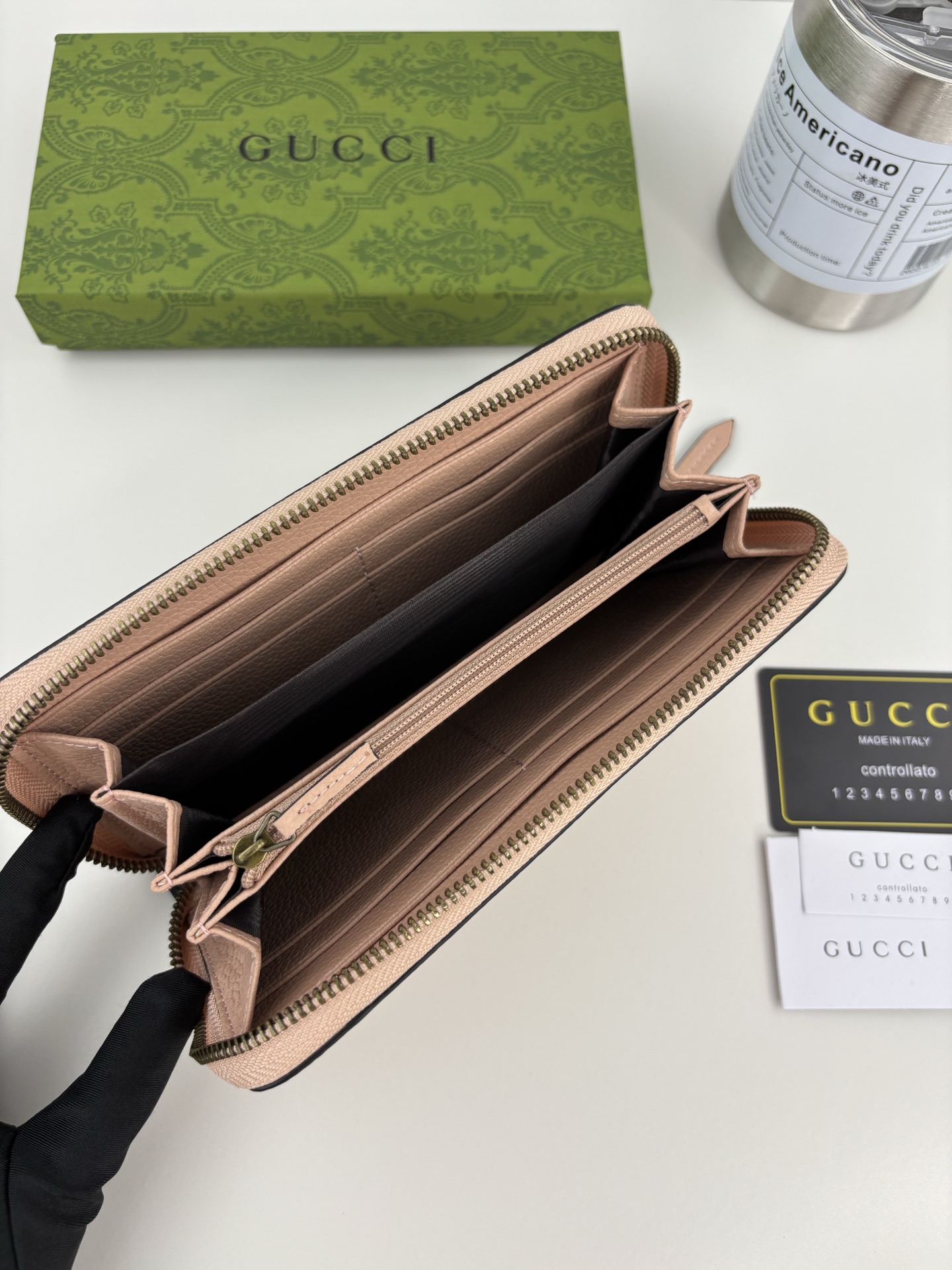 GUCCI 蟒蛇皮蝴蝶結財布 - 双Gデザインとラグジュアリーな素材