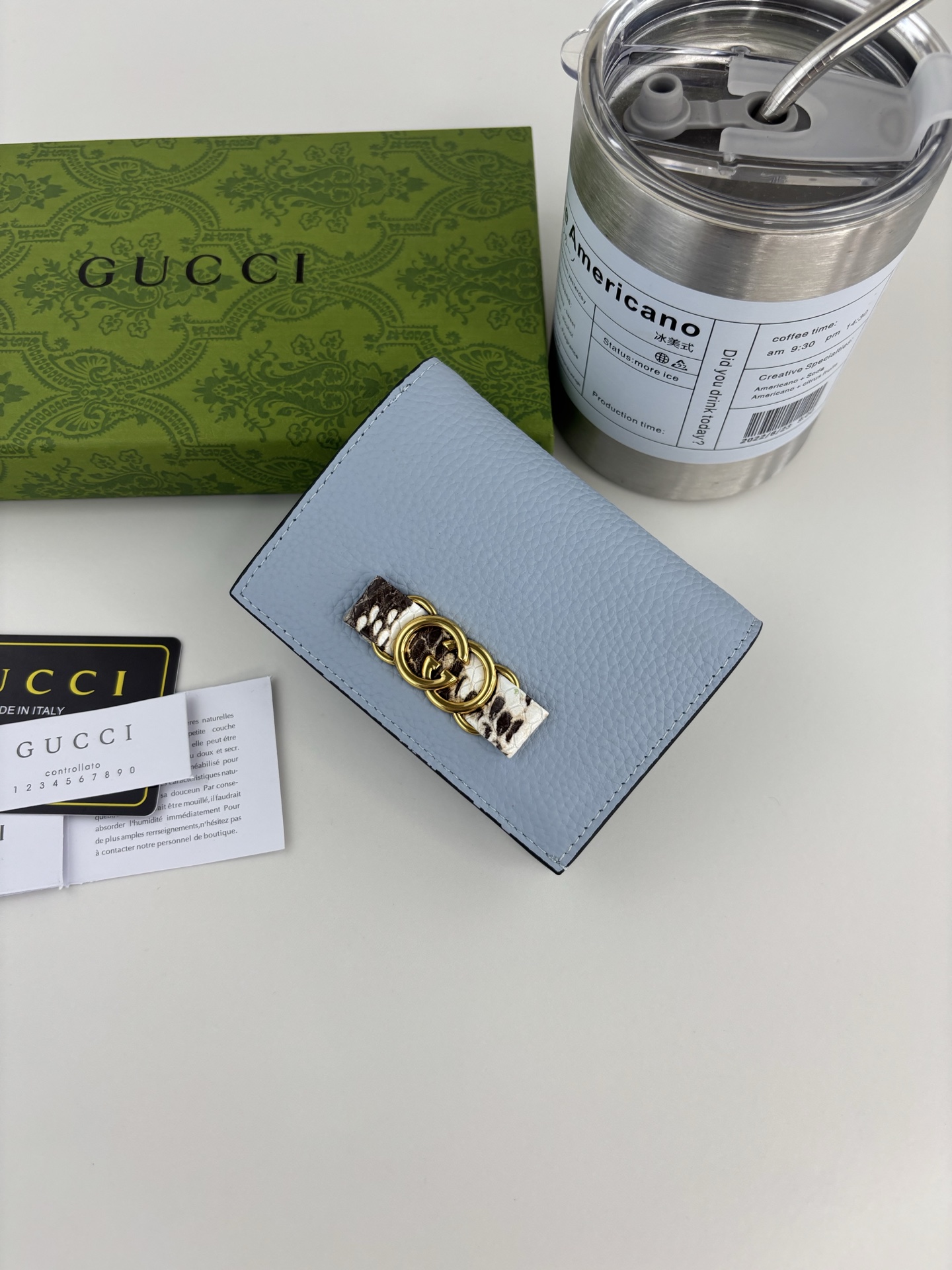 GUCCI 蟒蛇皮蝴蝶結小財布 - 双Gディテールのファッションアイテム