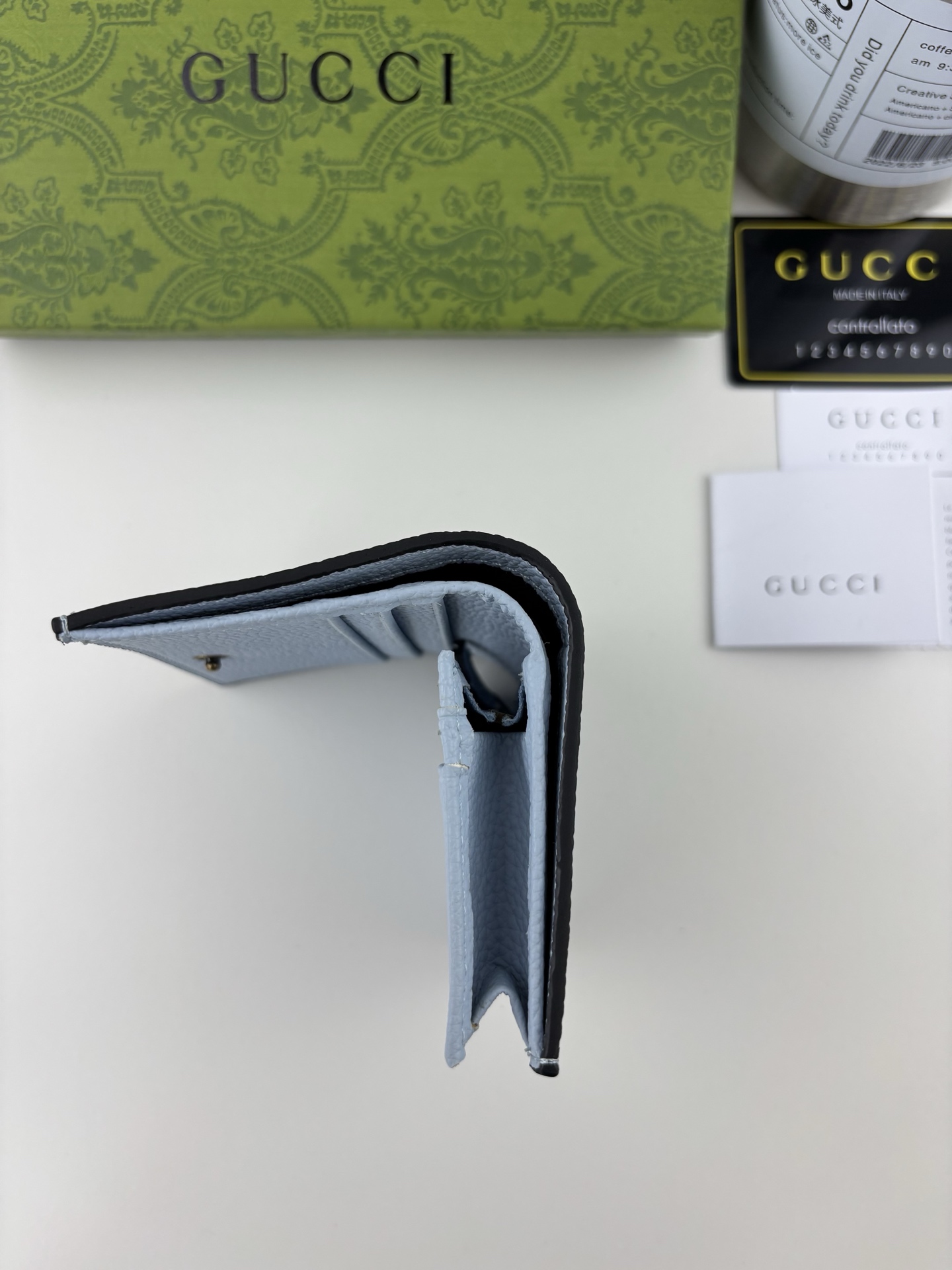 GUCCI 蟒蛇皮蝴蝶結小財布 - 双Gディテールのファッションアイテム