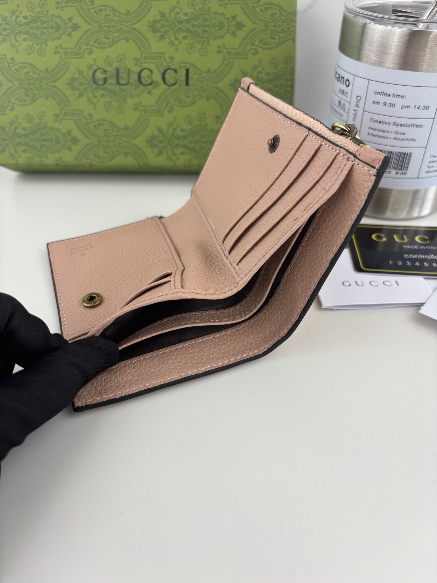 GUCCI 夏季シリーズ 蝶結びデザインのピンクレザーポーチ