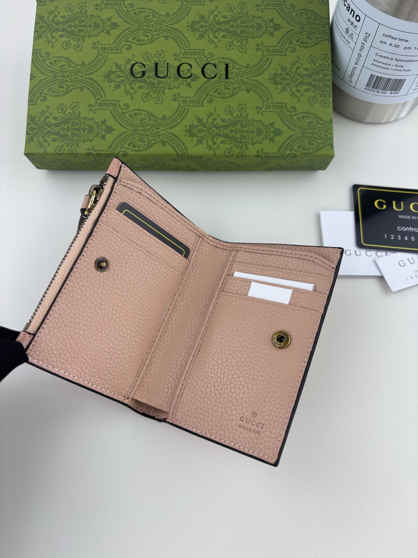 GUCCI 夏季シリーズ 蝶結びデザインのピンクレザーポーチ