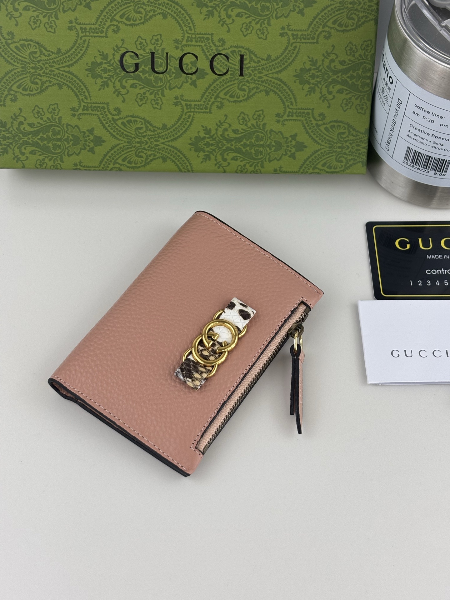 GUCCI 夏季シリーズ 蝶結びデザインのピンクレザーポーチ