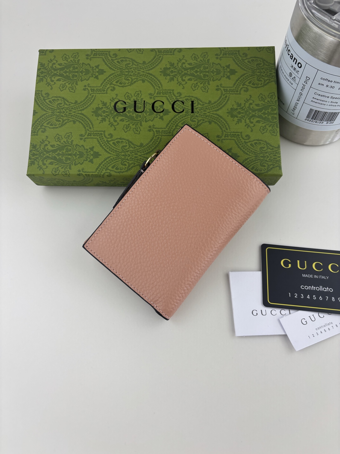 GUCCI 夏季シリーズ 蝶結びデザインのピンクレザーポーチ