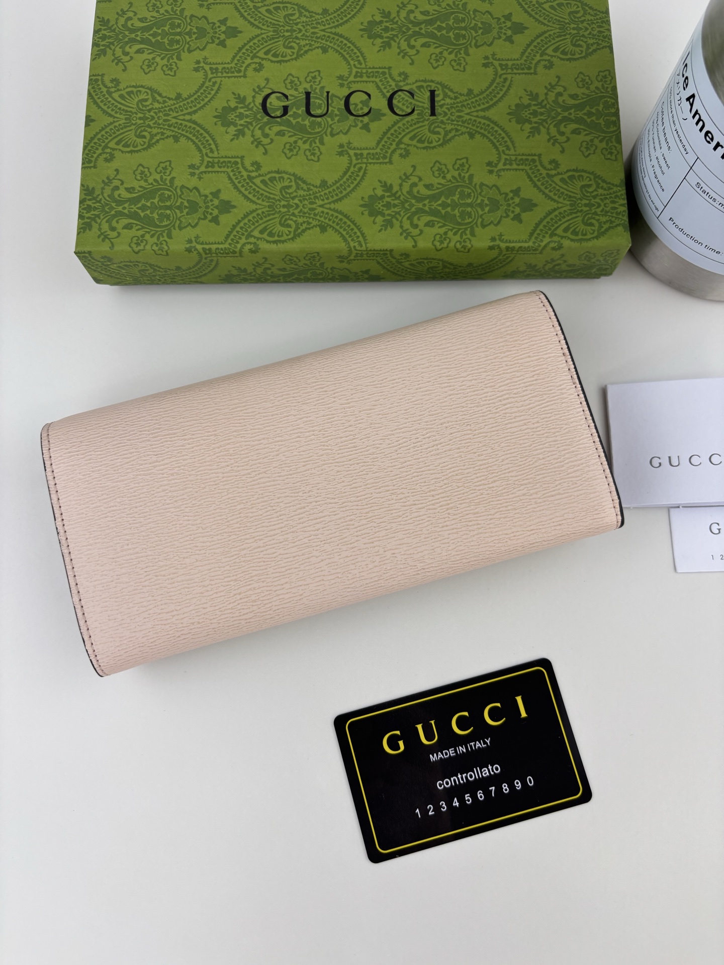 Gucci手書きロゴ長財布 - 粉色の魅力と機能性