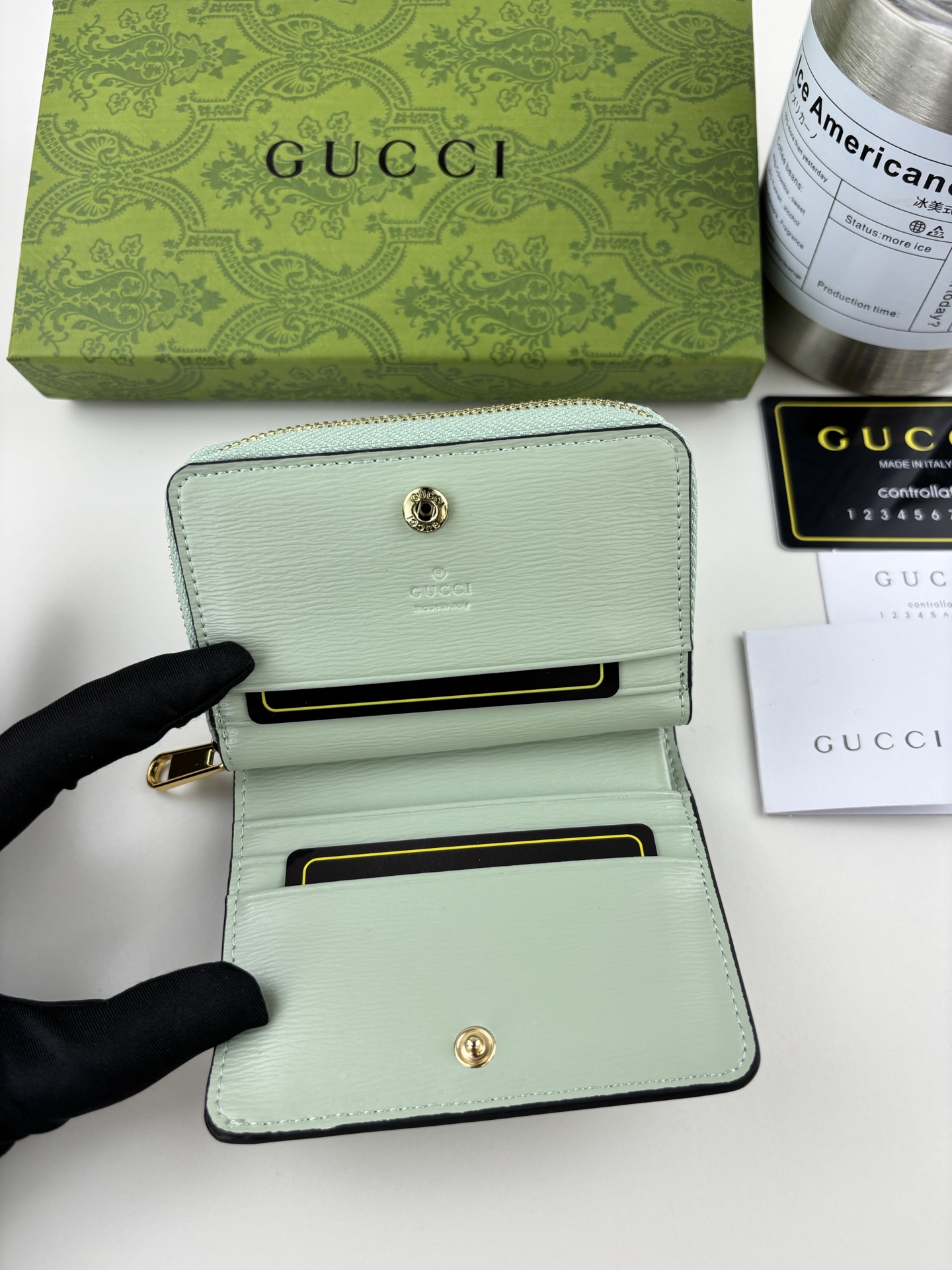 Gucci小型チェーン財布 - グリーンレザーと手書き風ロゴデザイン