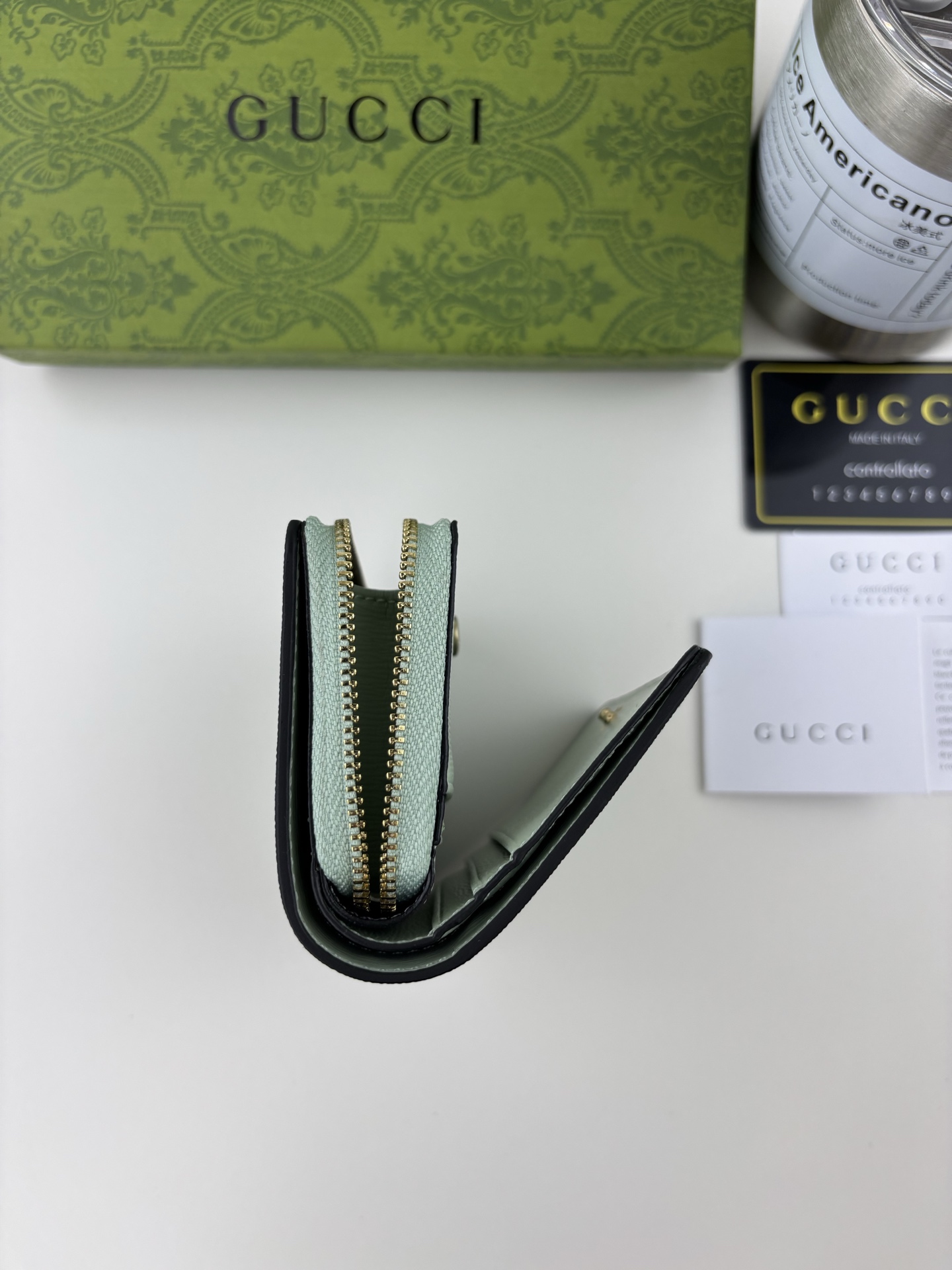 Gucci小型チェーン財布 - グリーンレザーと手書き風ロゴデザイン