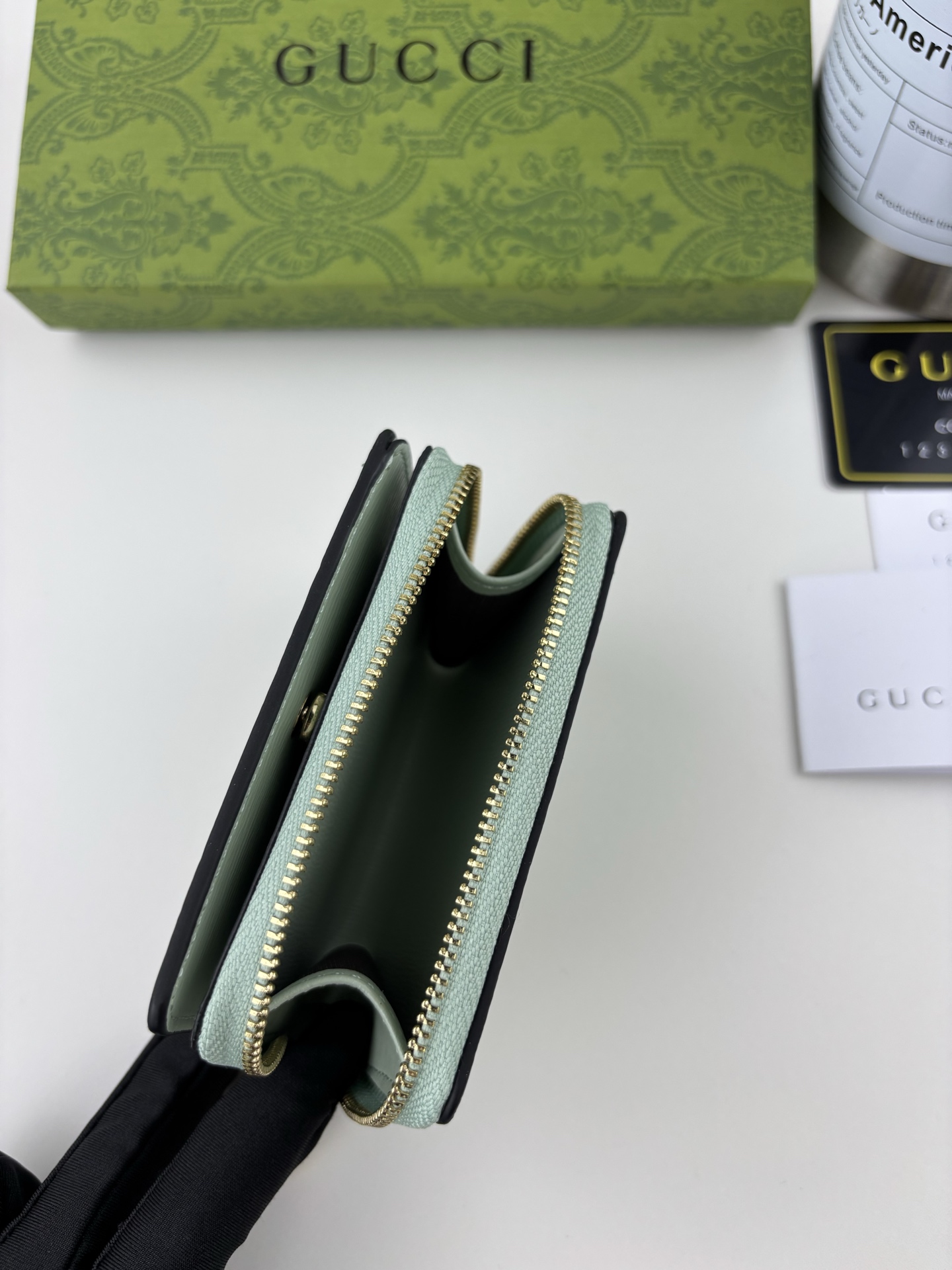 Gucci小型チェーン財布 - グリーンレザーと手書き風ロゴデザイン