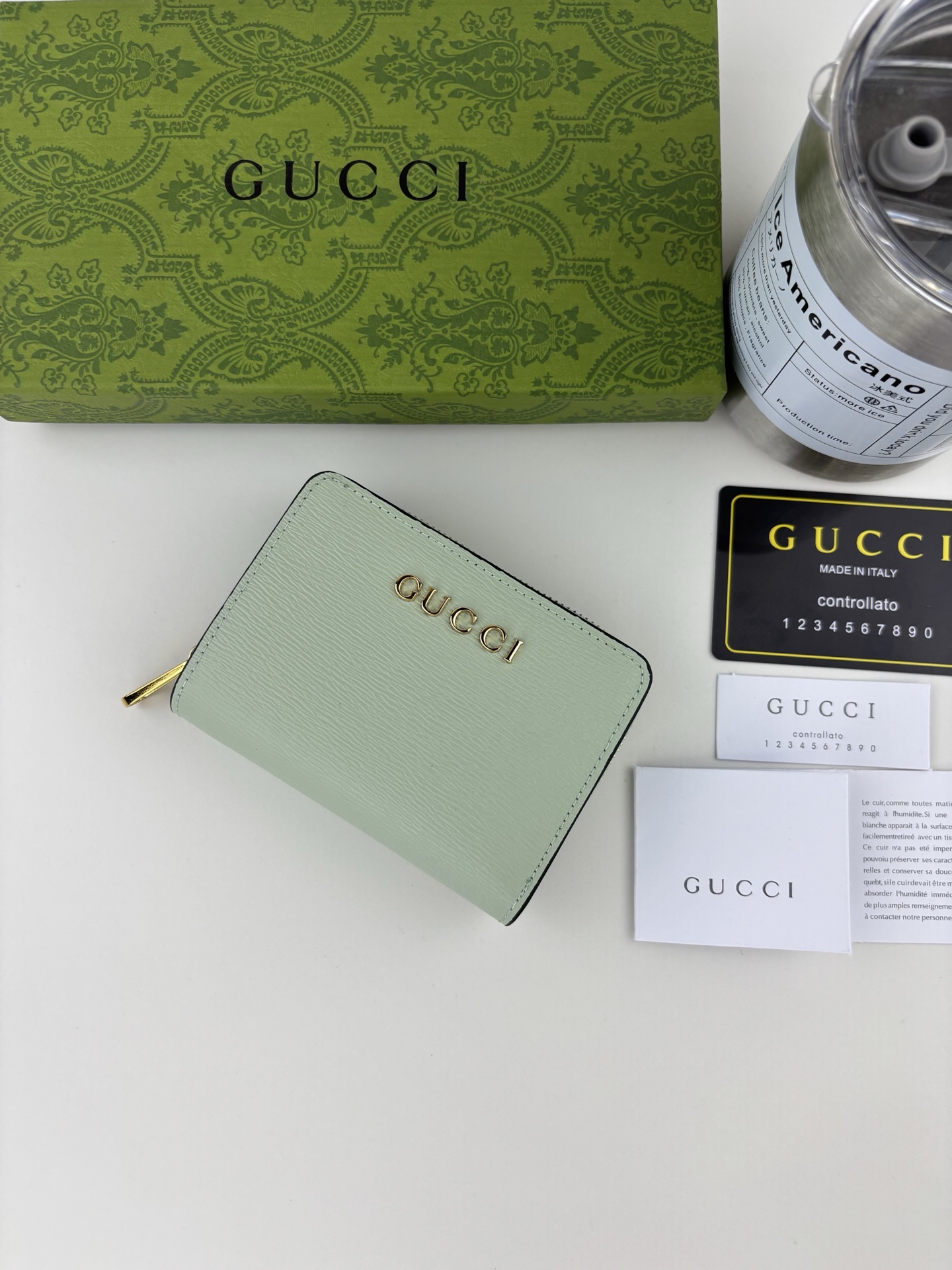 Gucci小型チェーン財布 - グリーンレザーと手書き風ロゴデザイン
