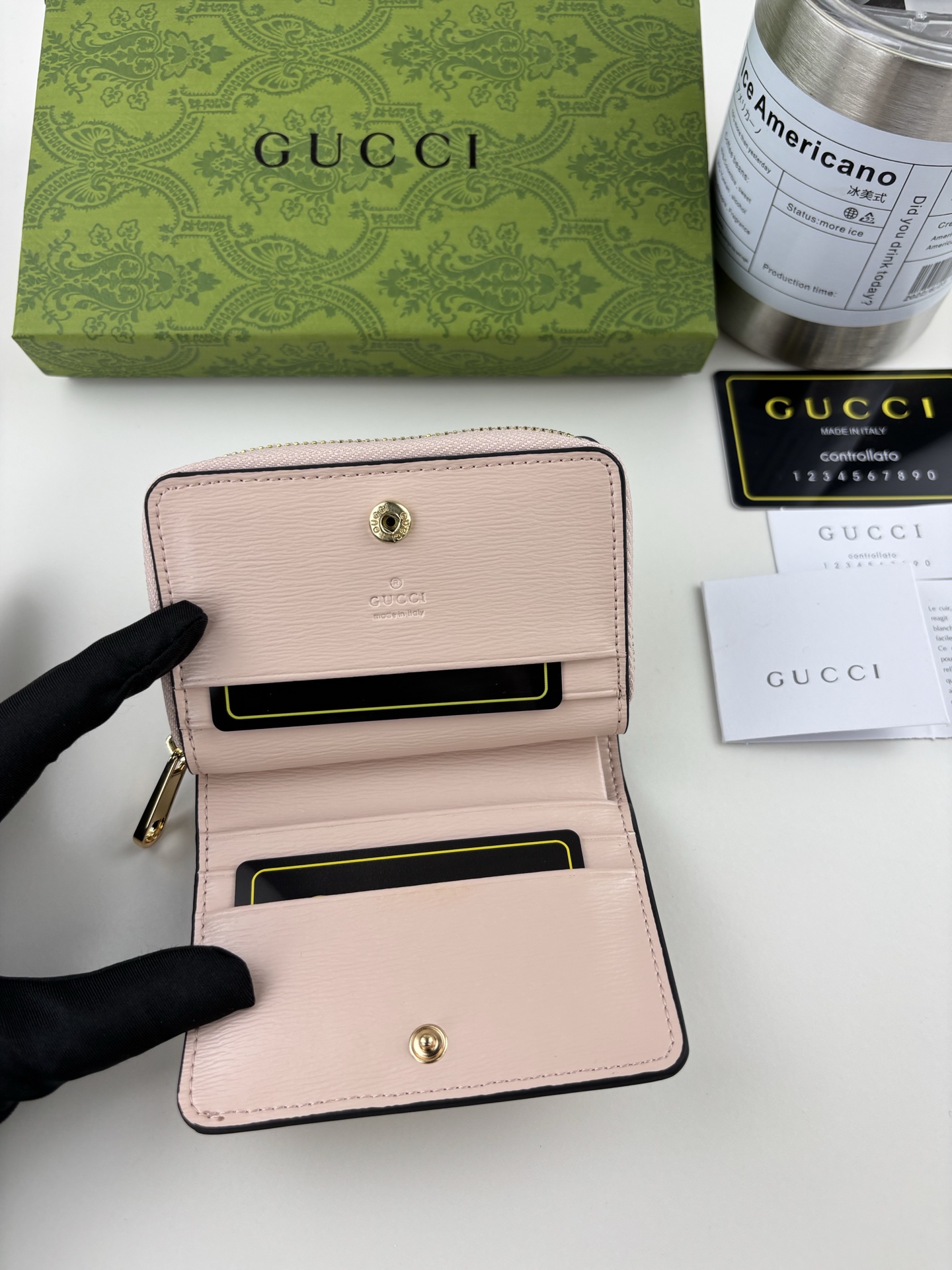 Gucci 手書きロゴ チェーン財布 ピンク