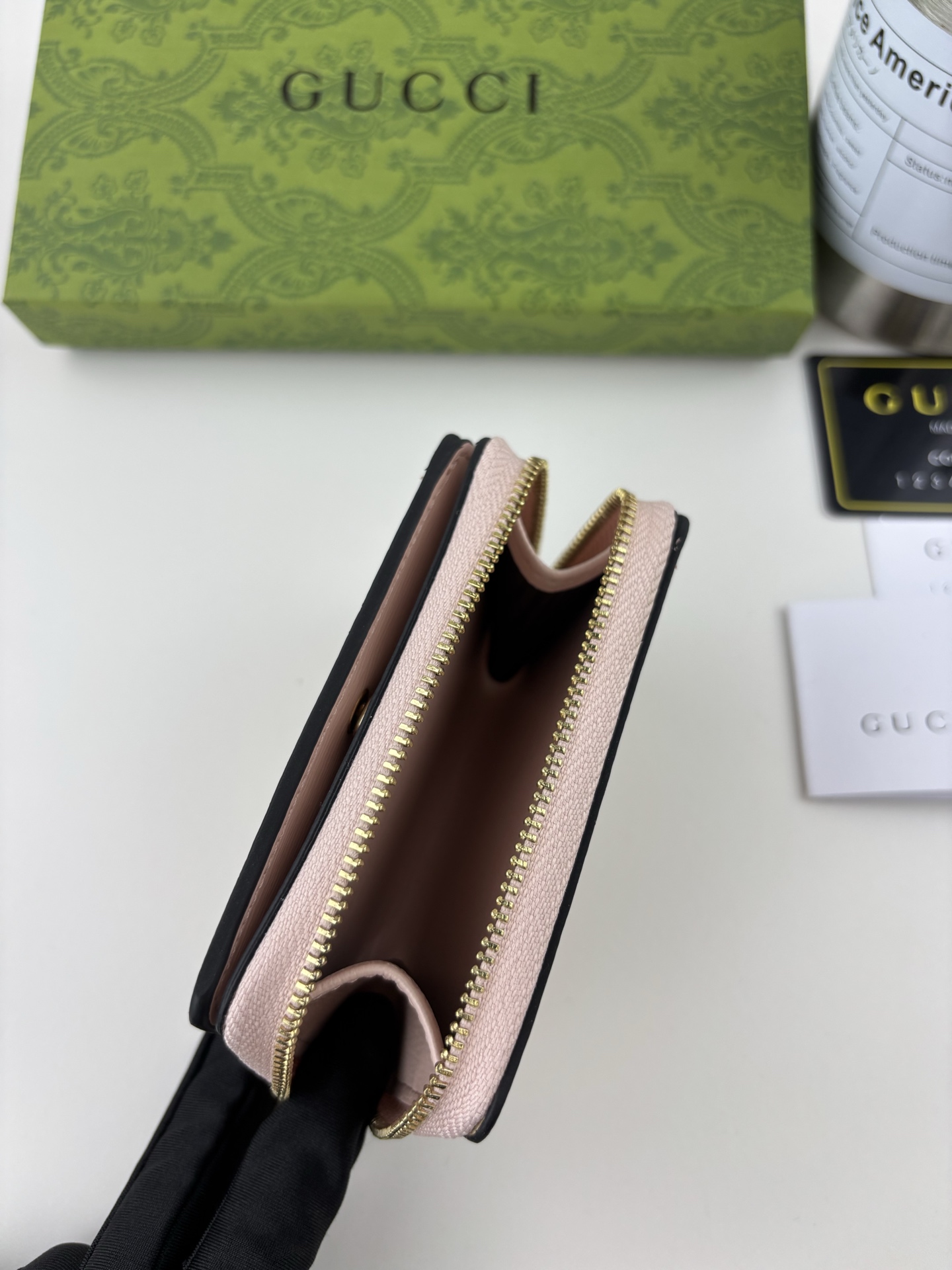 Gucci 手書きロゴ チェーン財布 ピンク