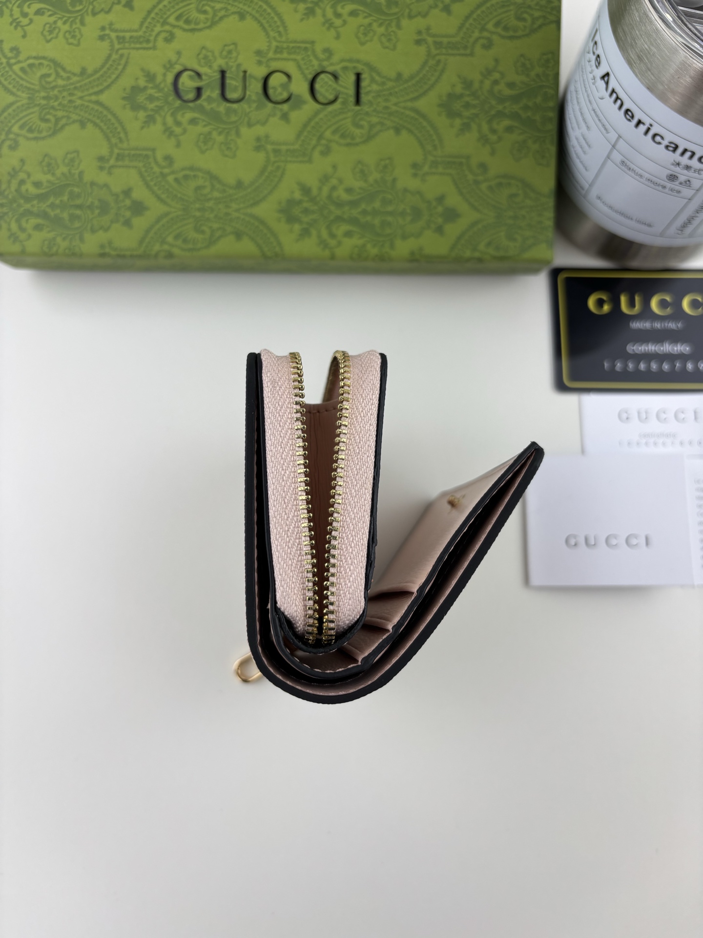 Gucci 手書きロゴ チェーン財布 ピンク