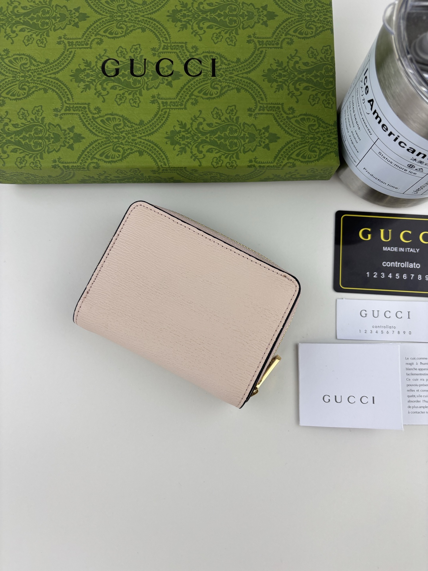 Gucci 手書きロゴ チェーン財布 ピンク