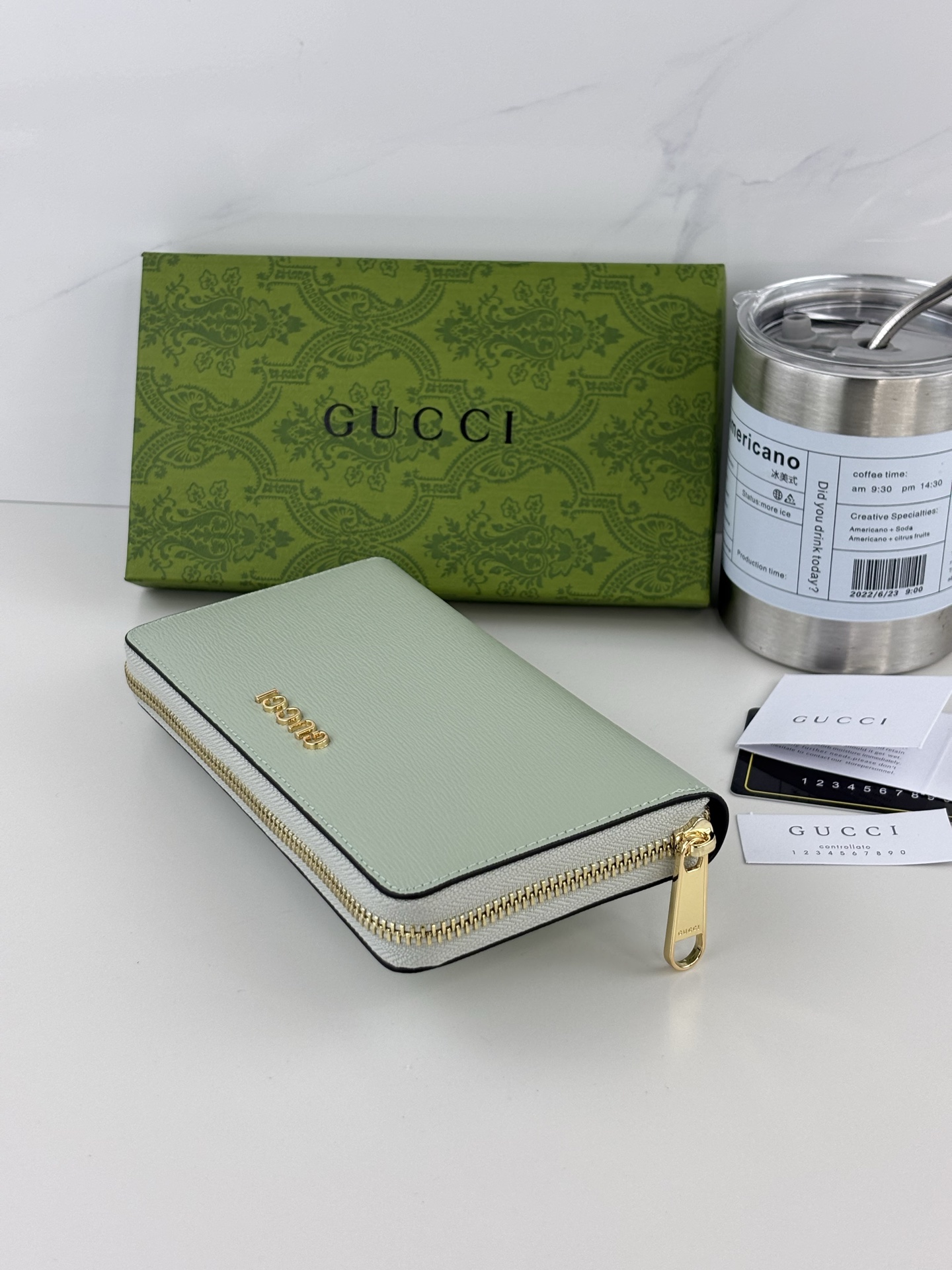 Gucci 長ラウンドファスナー財布 - グリーンレザーとゴールドアクセント