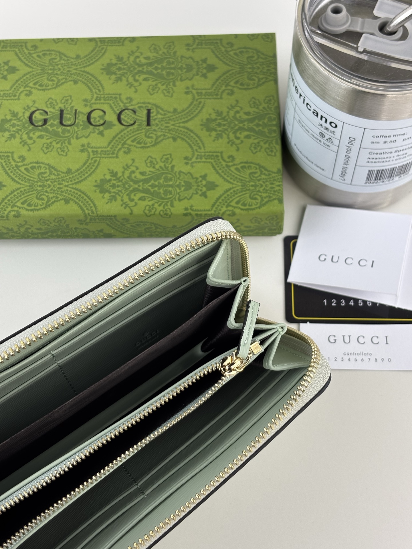 Gucci 長ラウンドファスナー財布 - グリーンレザーとゴールドアクセント