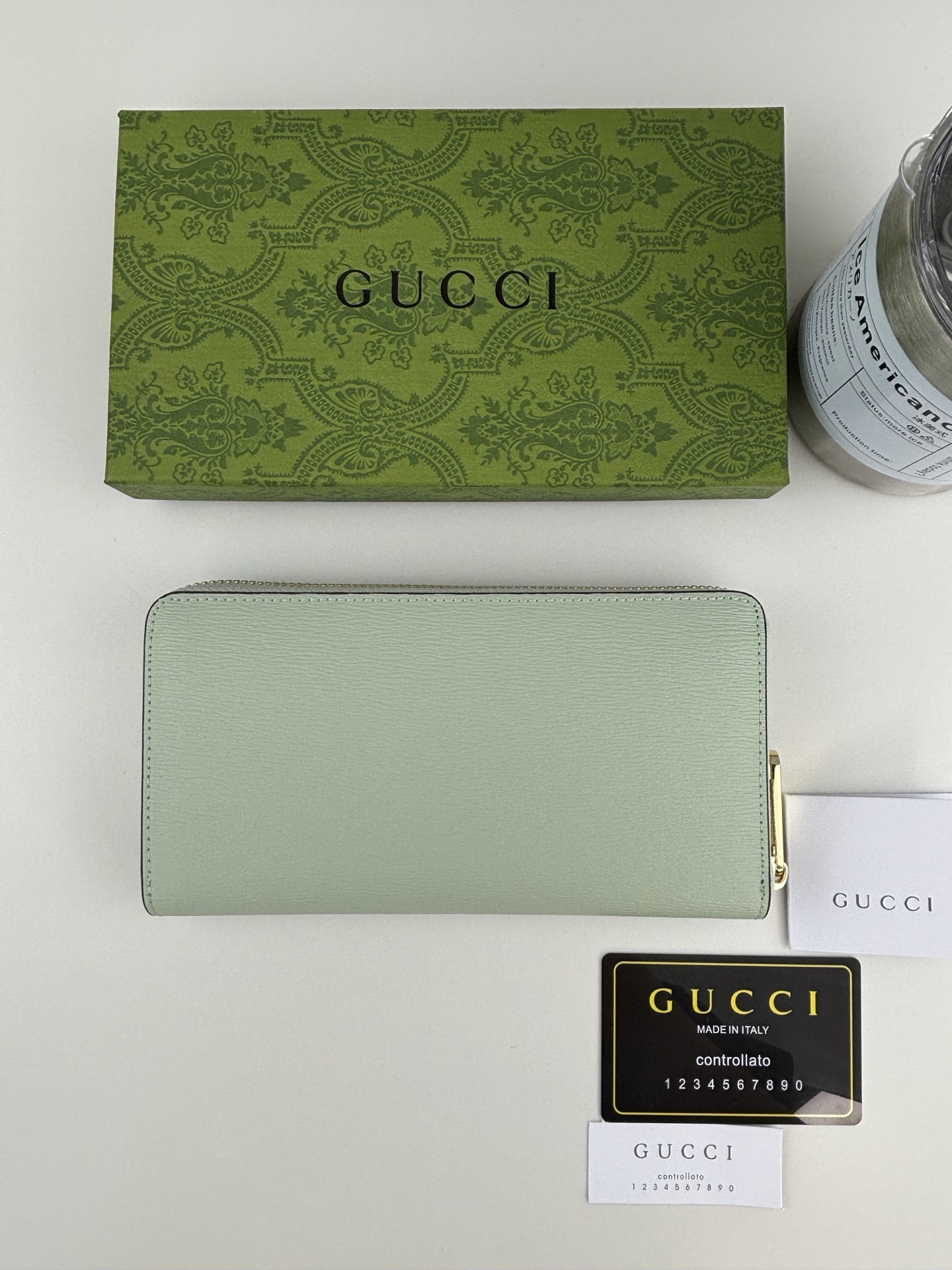 Gucci 長ラウンドファスナー財布 - グリーンレザーとゴールドアクセント