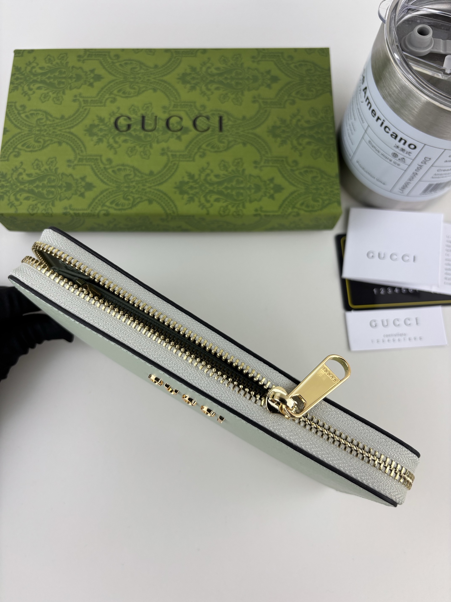 Gucci 長ラウンドファスナー財布 - グリーンレザーとゴールドアクセント