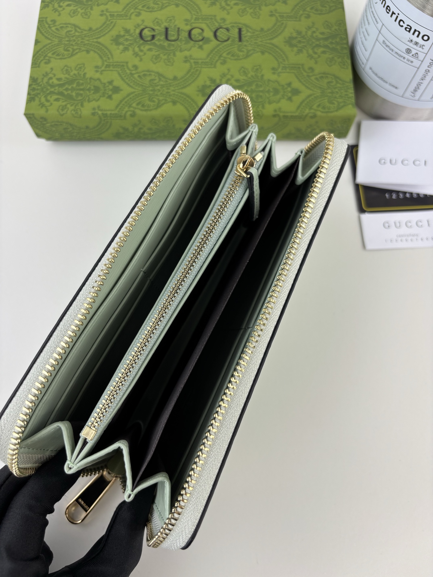 Gucci 長ラウンドファスナー財布 - グリーンレザーとゴールドアクセント