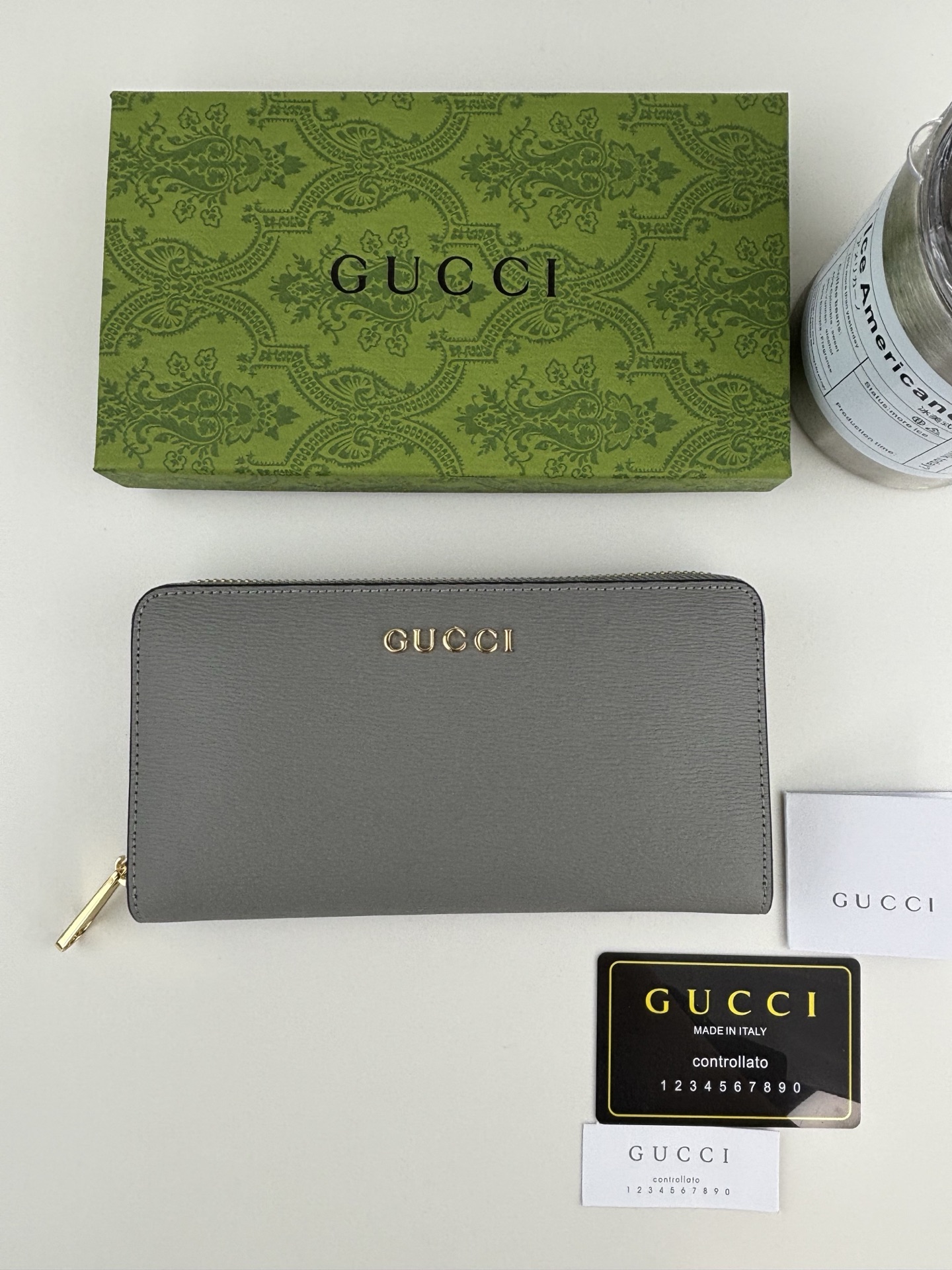 Gucci 長ラウンドジップ財布 - グレーのレザーと手書きロゴデザイン