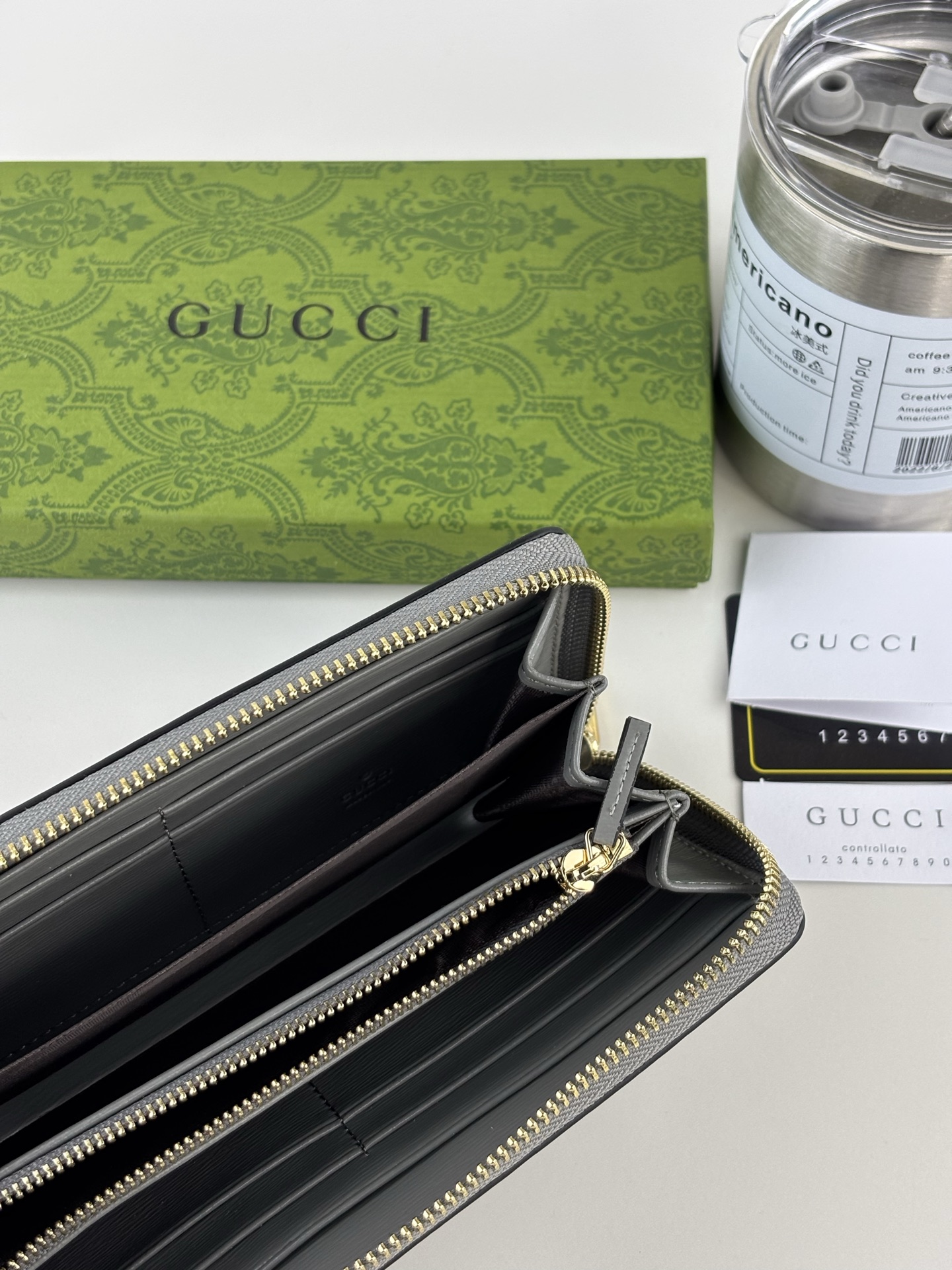 Gucci 長ラウンドジップ財布 - グレーのレザーと手書きロゴデザイン
